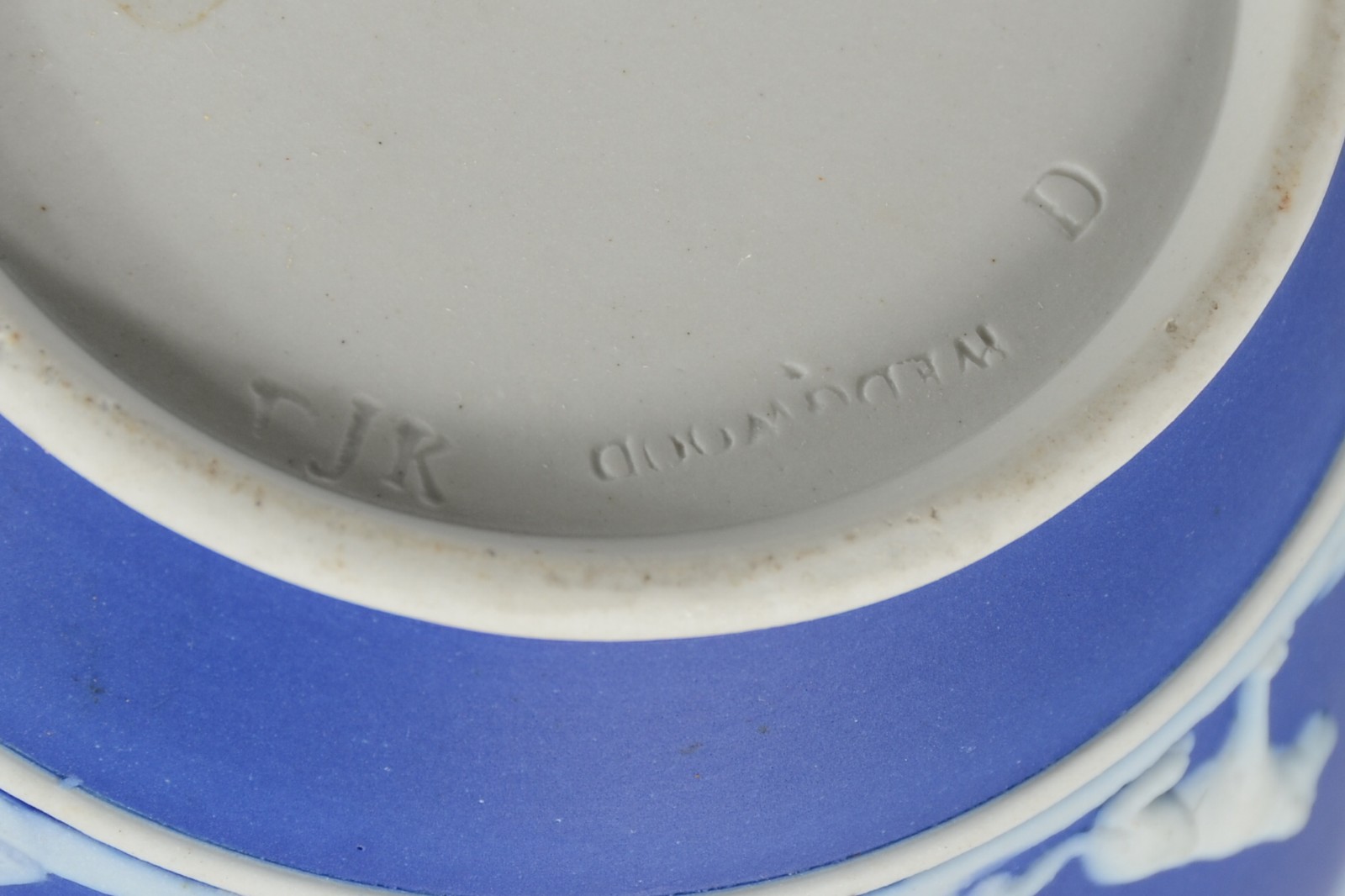 Quatro peças diversas de porcelana inglesa wedgwood azul e branca... - foto 6 de 6