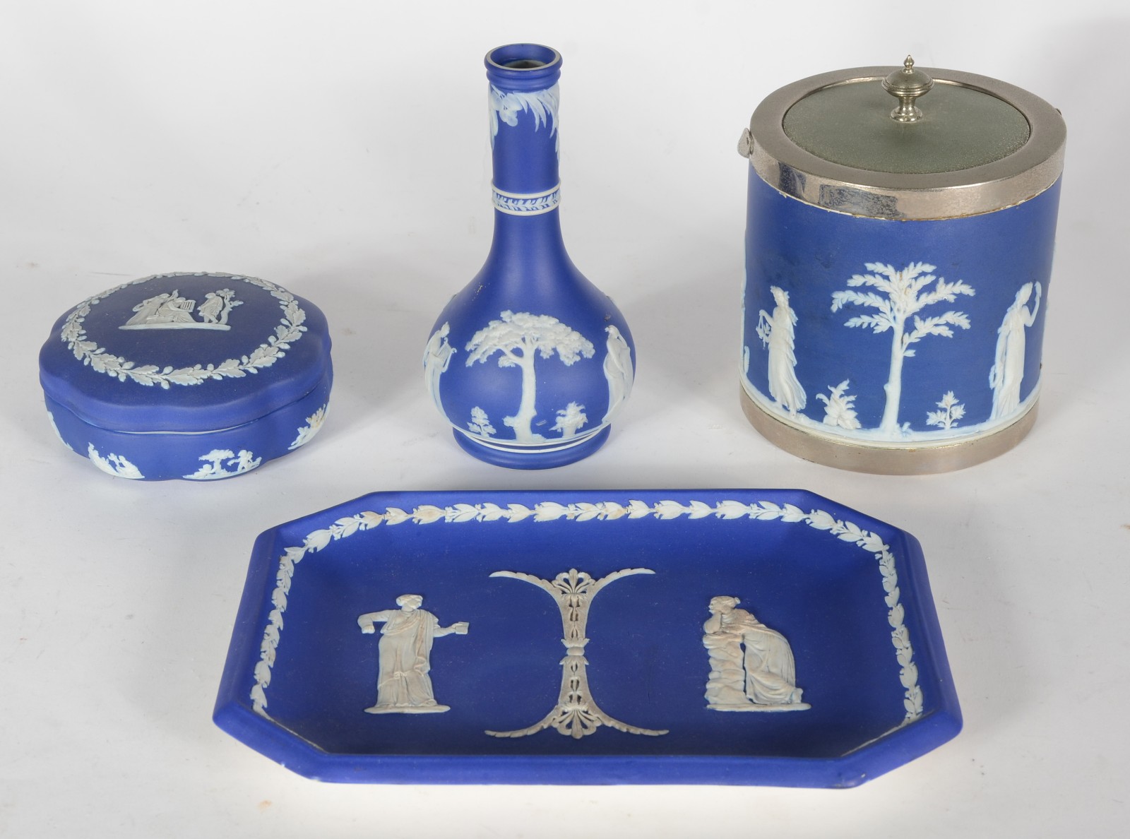 Quatro peças diversas de porcelana inglesa wedgwood azul e branca... - foto 1 de 10