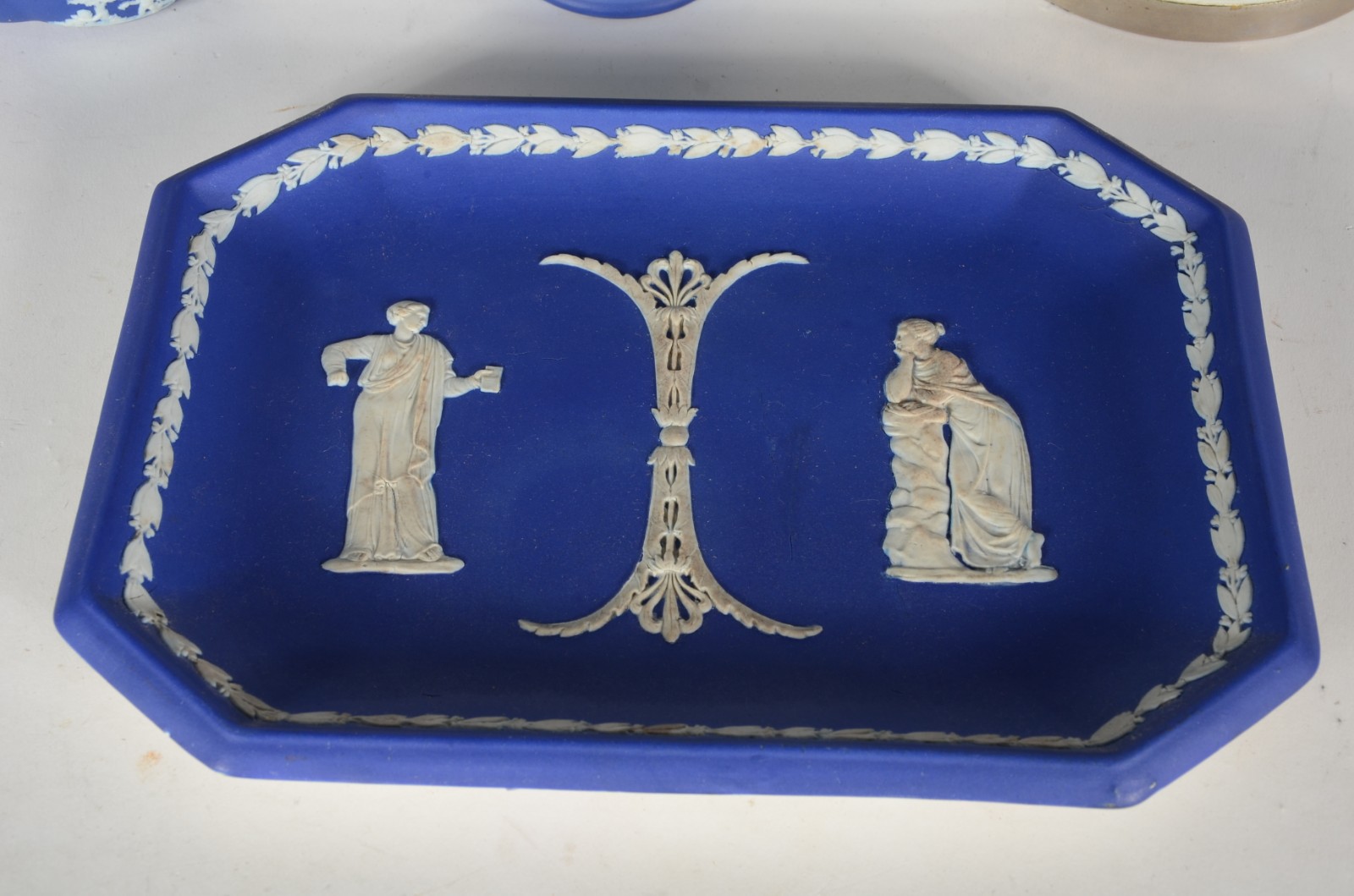Quatro peças diversas de porcelana inglesa wedgwood azul e branca... - foto 2 de 10