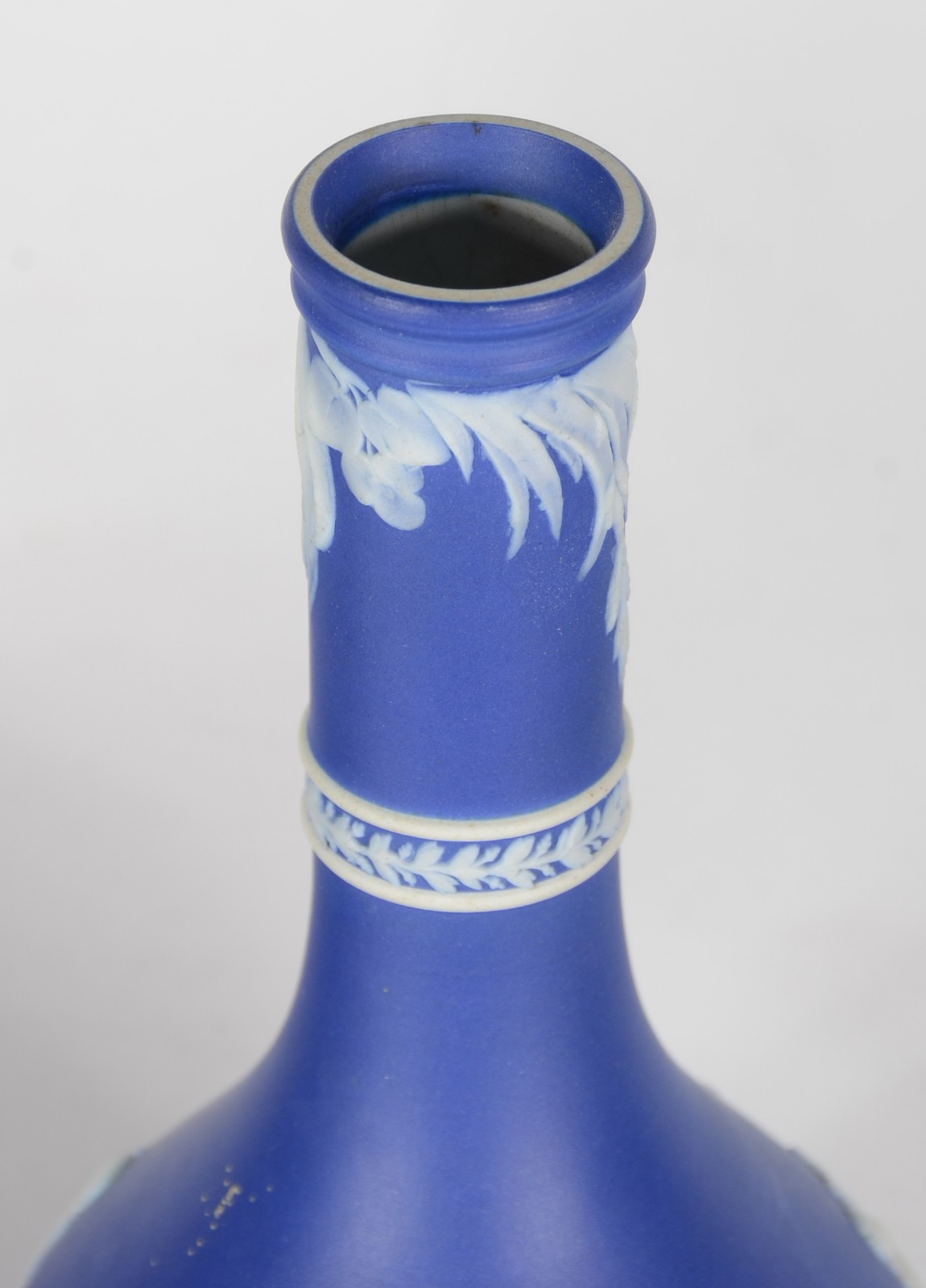 Quatro peças diversas de porcelana inglesa wedgwood azul e branca... - foto 6 de 10