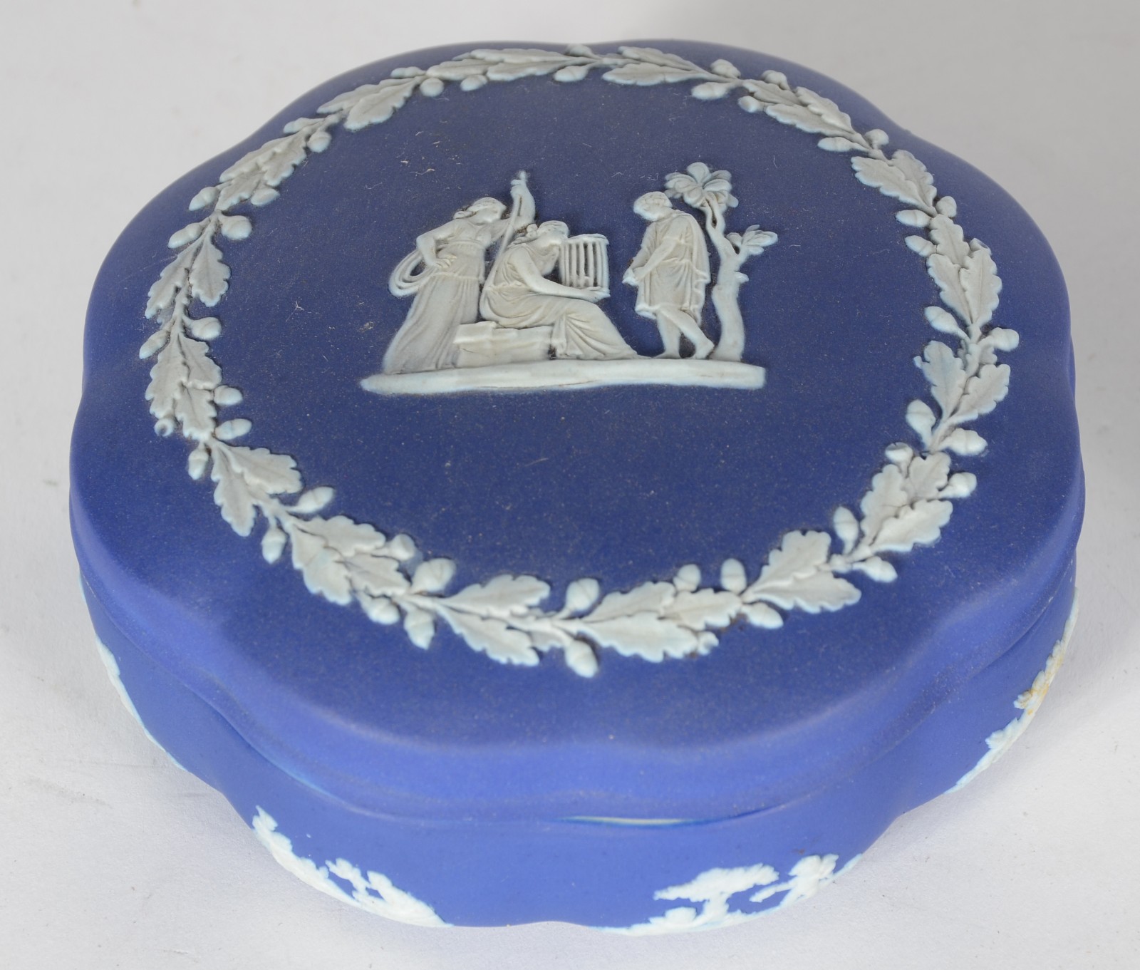 Quatro peças diversas de porcelana inglesa wedgwood azul e branca... - foto 7 de 10