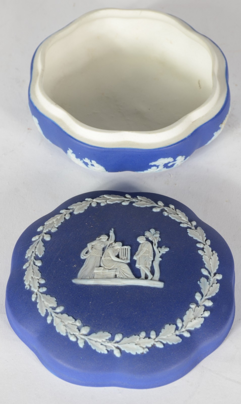Quatro peças diversas de porcelana inglesa wedgwood azul e branca... - foto 8 de 10