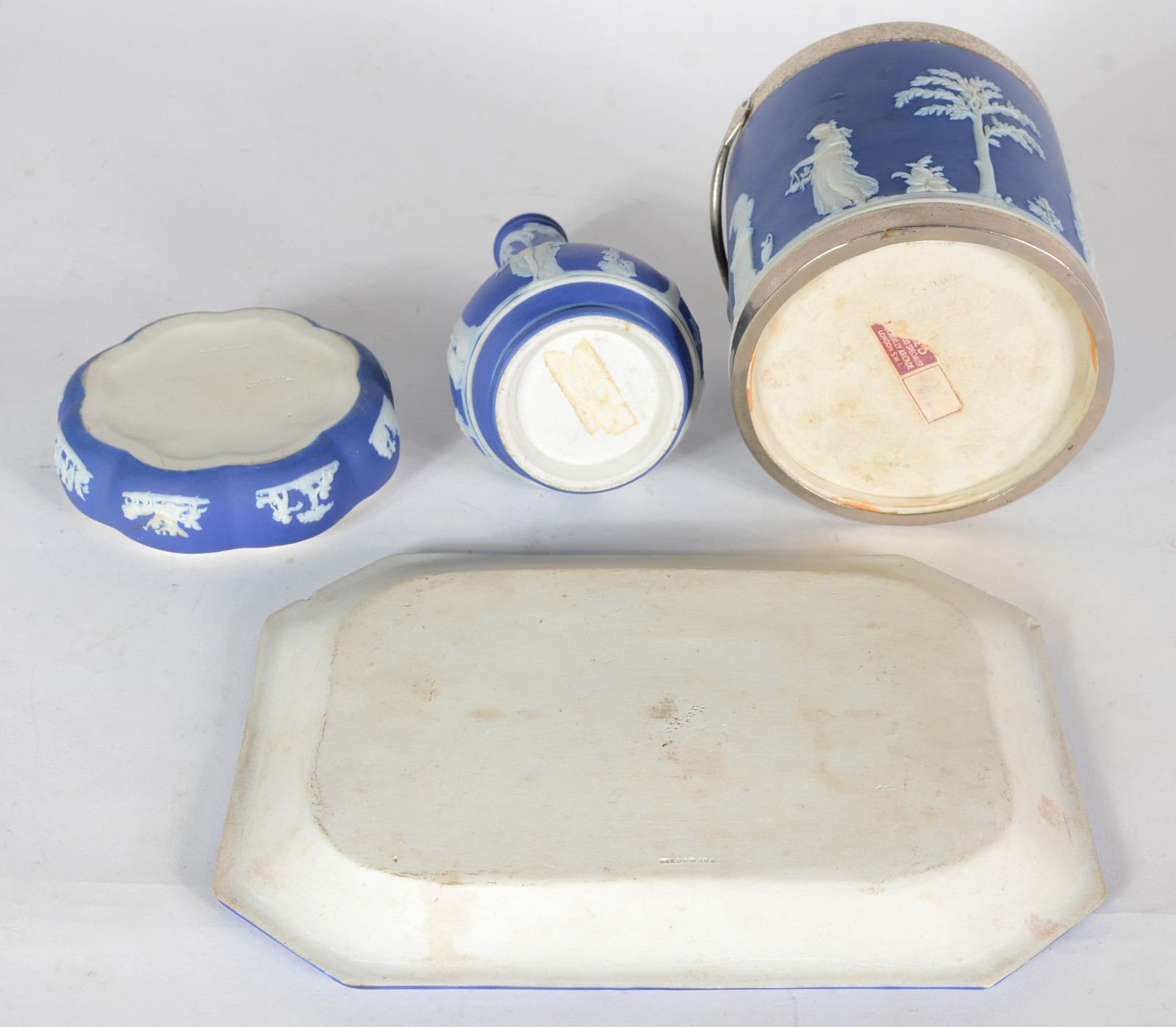 Quatro peças diversas de porcelana inglesa wedgwood azul e branca... - foto 9 de 10