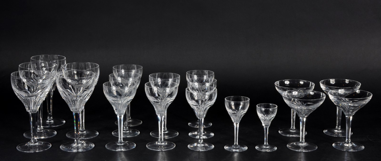 Serviço de cristal europeu de pé alto facetado, composto de: 4 taças... - foto 1 de 4