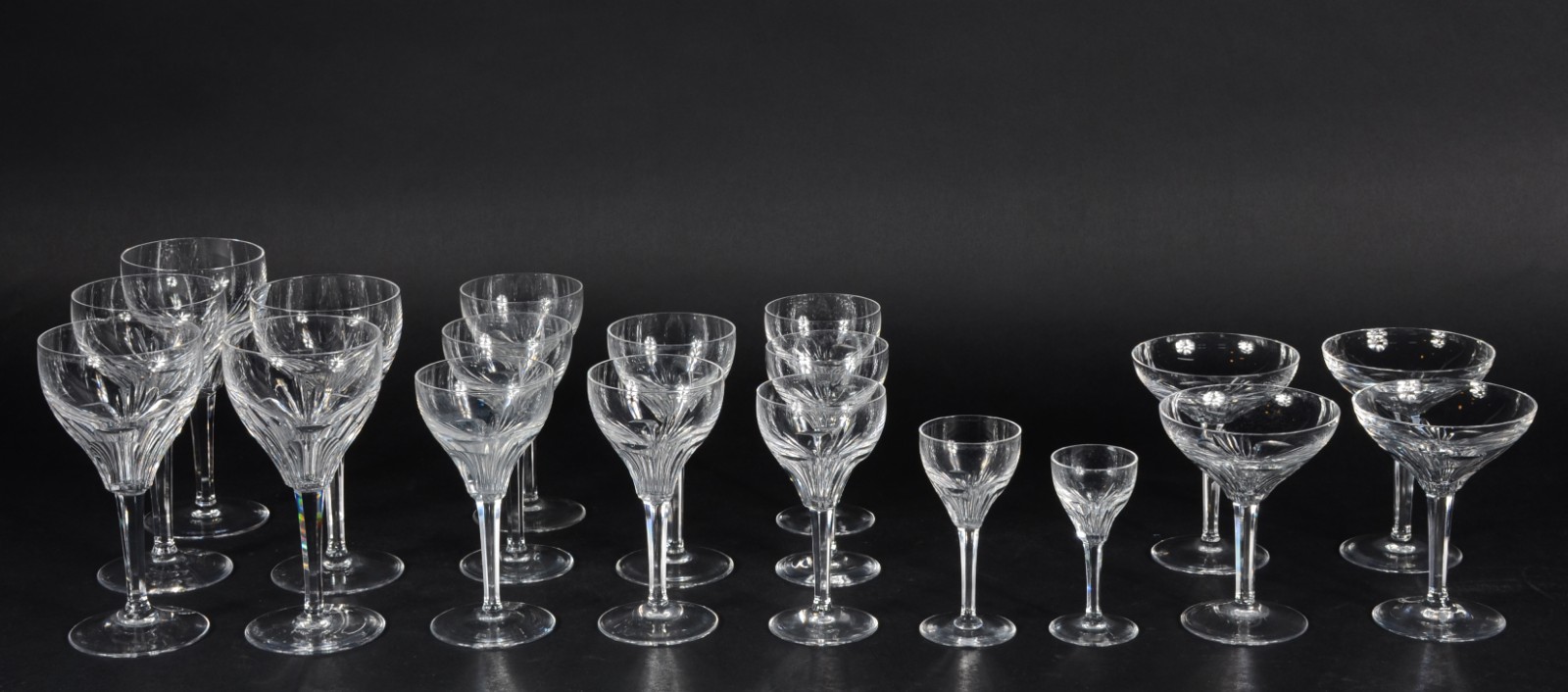 Serviço de cristal europeu de pé alto facetado, composto de: 4 taças... - foto 2 de 4