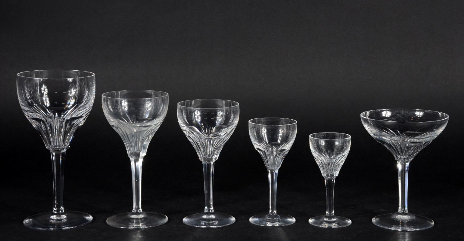 Serviço de cristal europeu de pé alto facetado, composto de: 4 taças... - foto 3 de 4