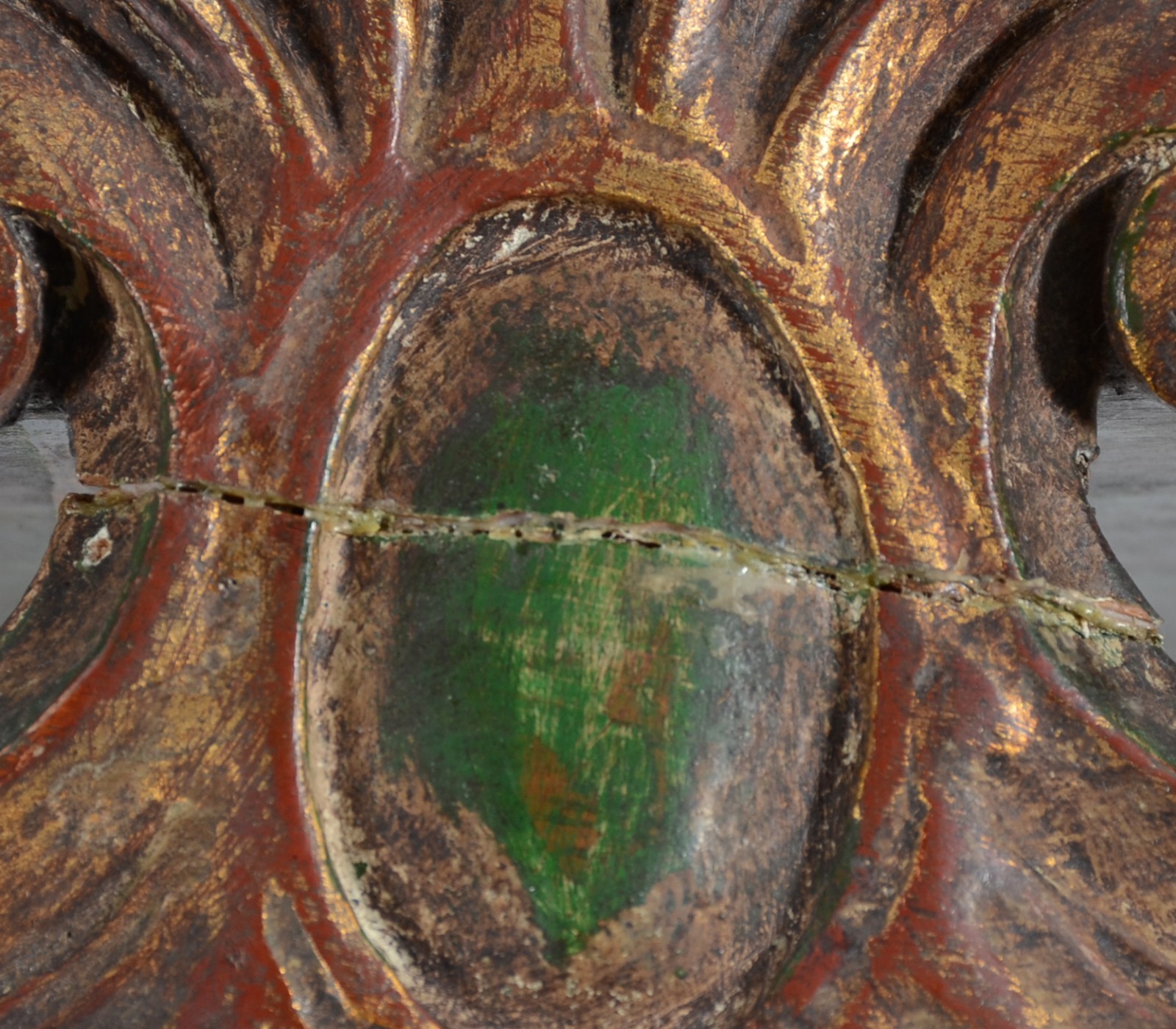 Antiga porta de tabernáculo de madeira ricamente entalhada com... - foto 4 de 6
