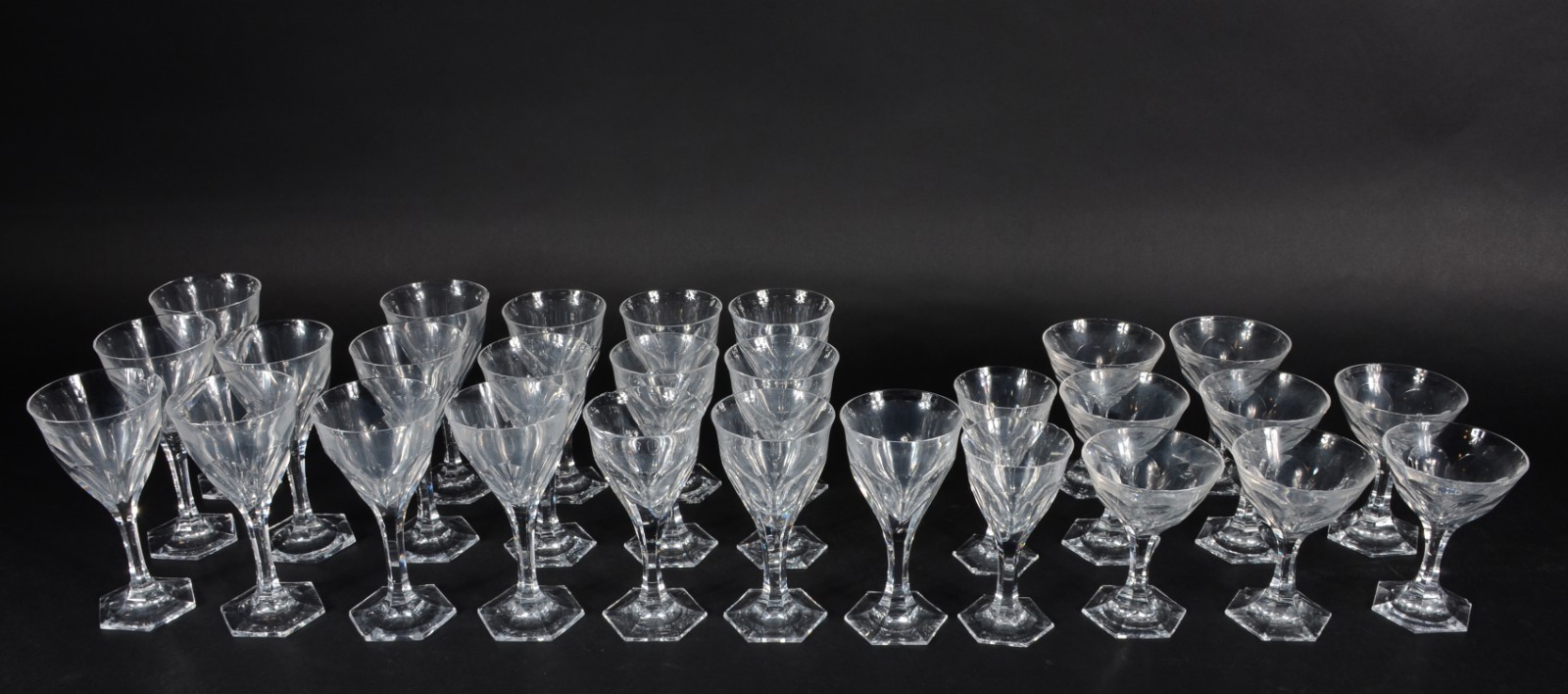 Serviço de cristal facetado, composto de: 5 taças para água (um... - foto 2 de 7
