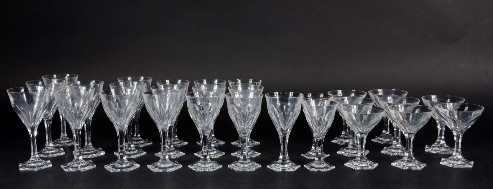 Serviço de cristal facetado, composto de: 5 taças para água (um... - foto 1 de 7
