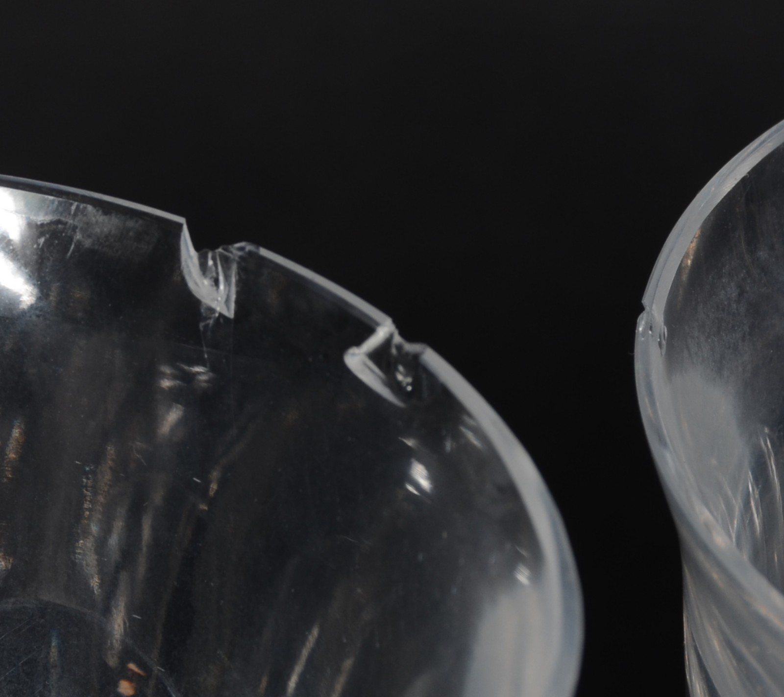 Serviço de cristal facetado, composto de: 5 taças para água (um... - foto 4 de 7