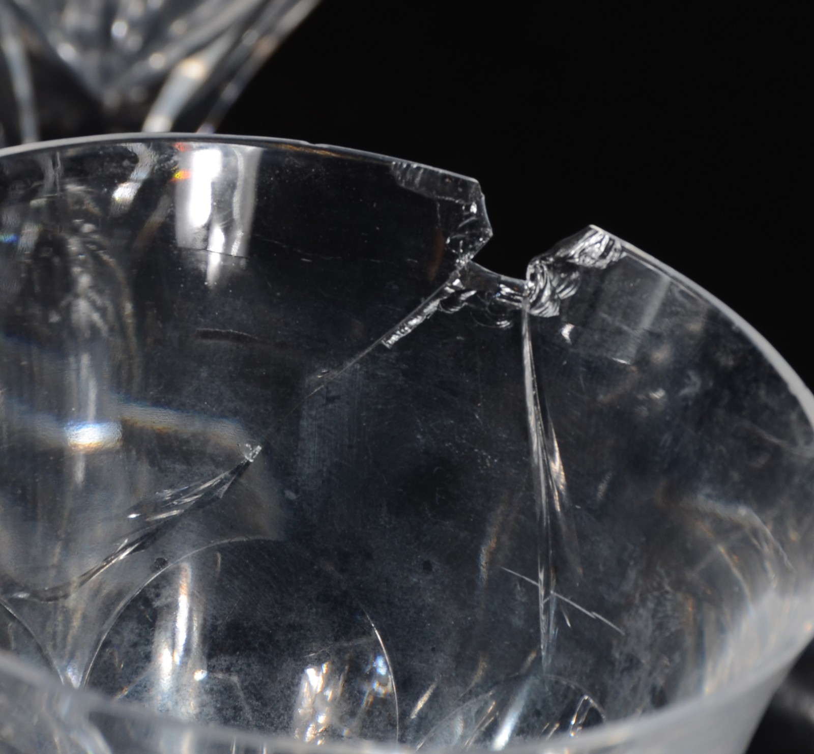 Serviço de cristal facetado, composto de: 5 taças para água (um... - foto 5 de 7