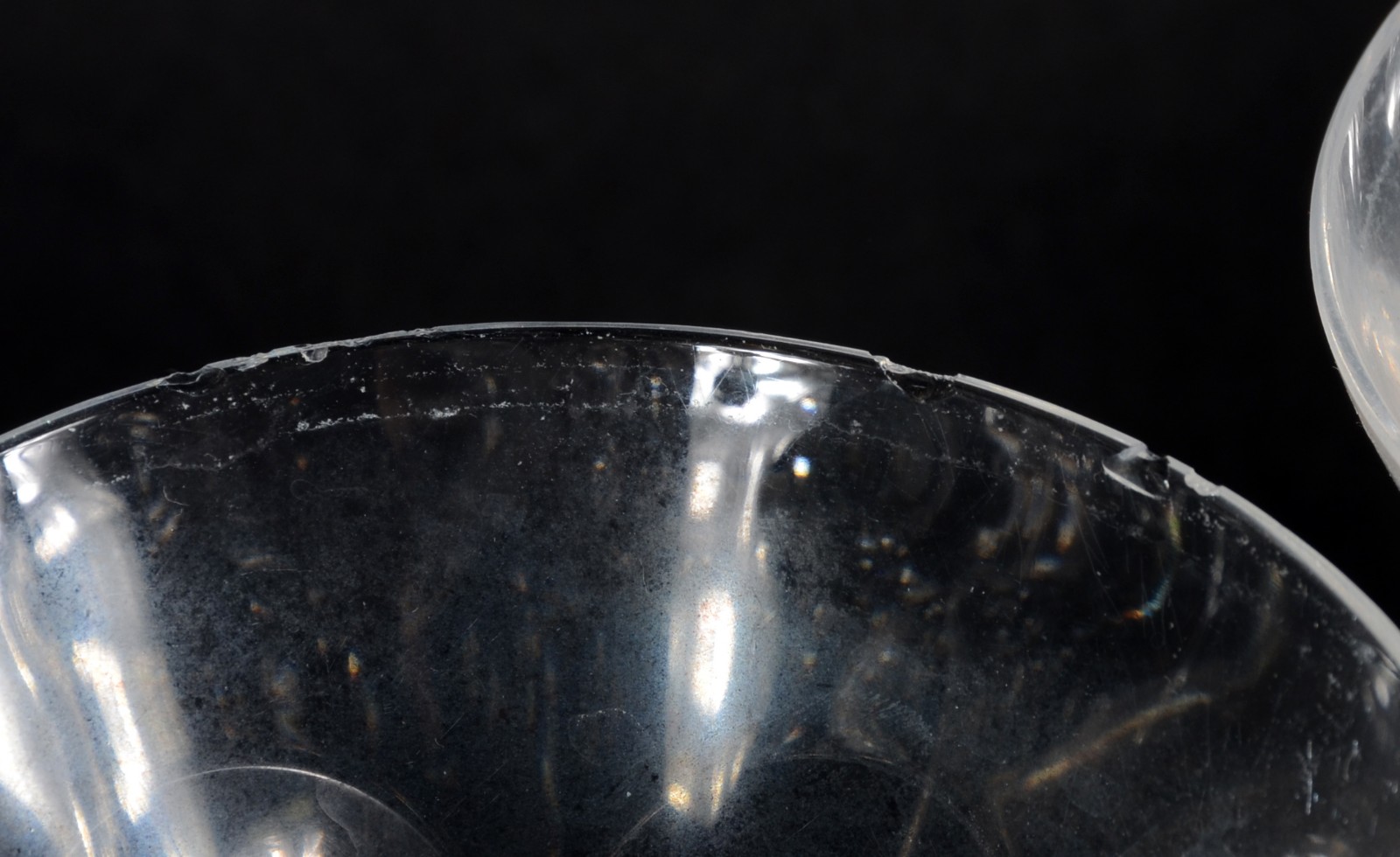 Serviço de cristal facetado, composto de: 5 taças para água (um... - foto 6 de 7