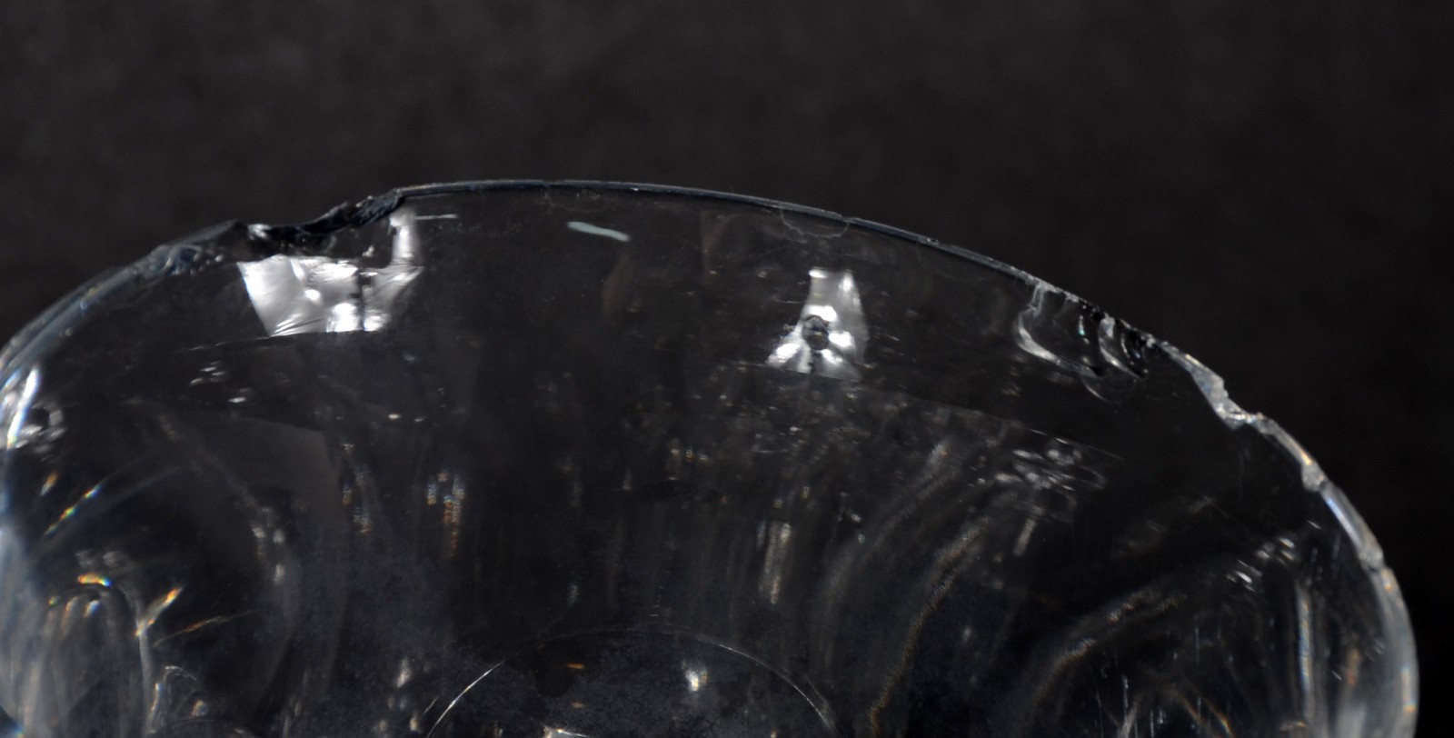 Serviço de cristal facetado, composto de: 5 taças para água (um... - foto 7 de 7