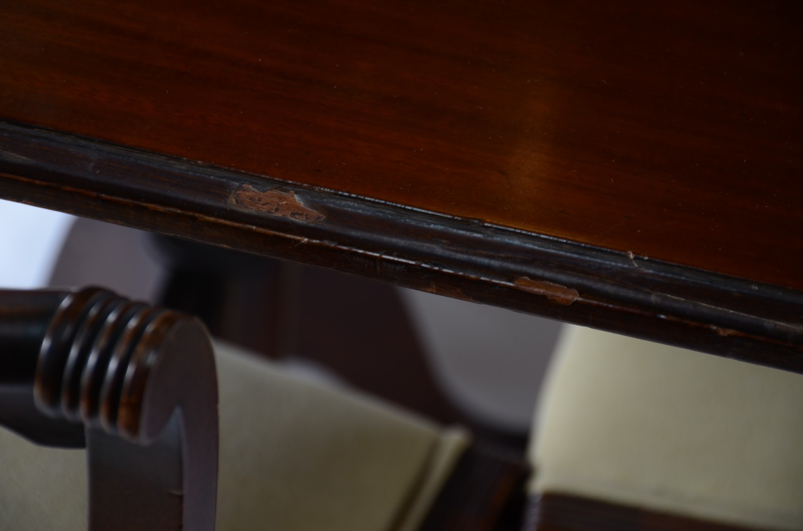 Mesa de jantar de madeira nobre, tampo retangular com duas tábuas... - foto 10 de 11