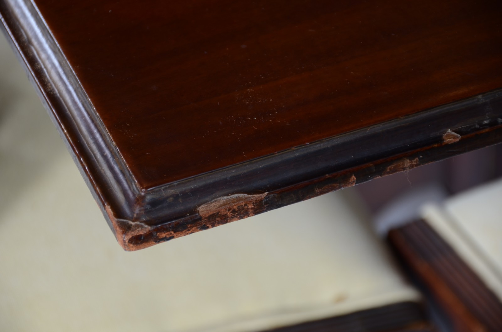 Mesa de jantar de madeira nobre, tampo retangular com duas tábuas... - foto 11 de 11