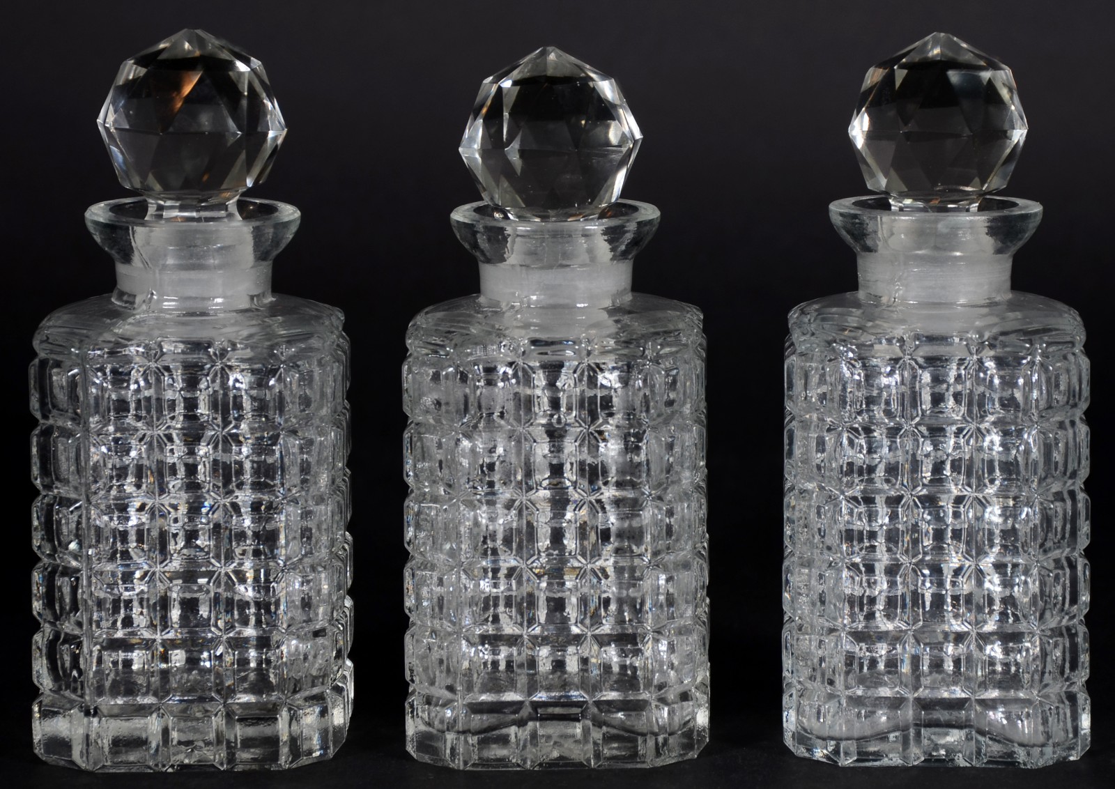Conjunto com 3 garrafas de cristal lapidado, tampas redondas... - foto 1 de 5