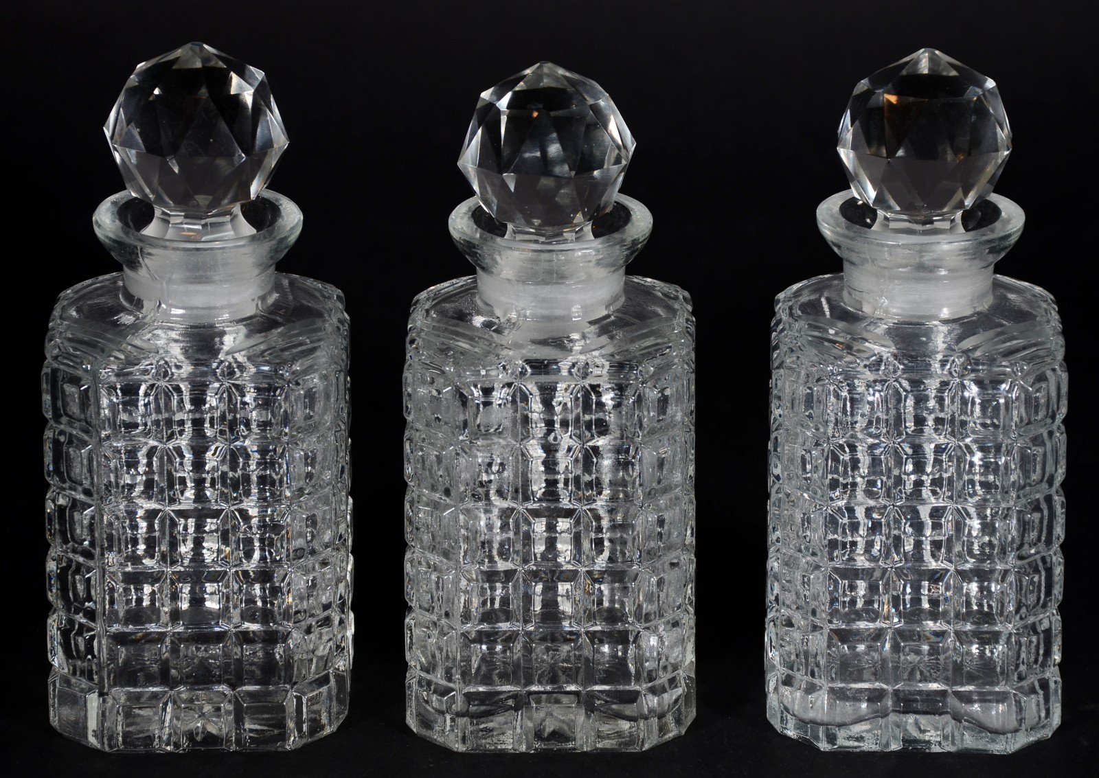 Conjunto com 3 garrafas de cristal lapidado, tampas redondas... - foto 2 de 5