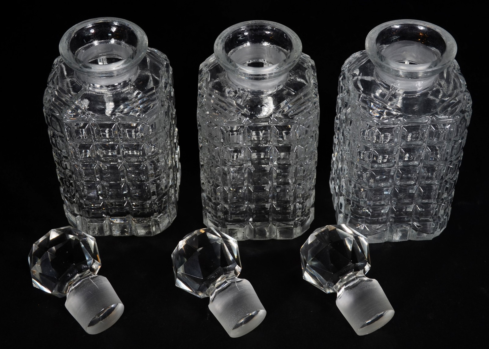 Conjunto com 3 garrafas de cristal lapidado, tampas redondas... - foto 3 de 5