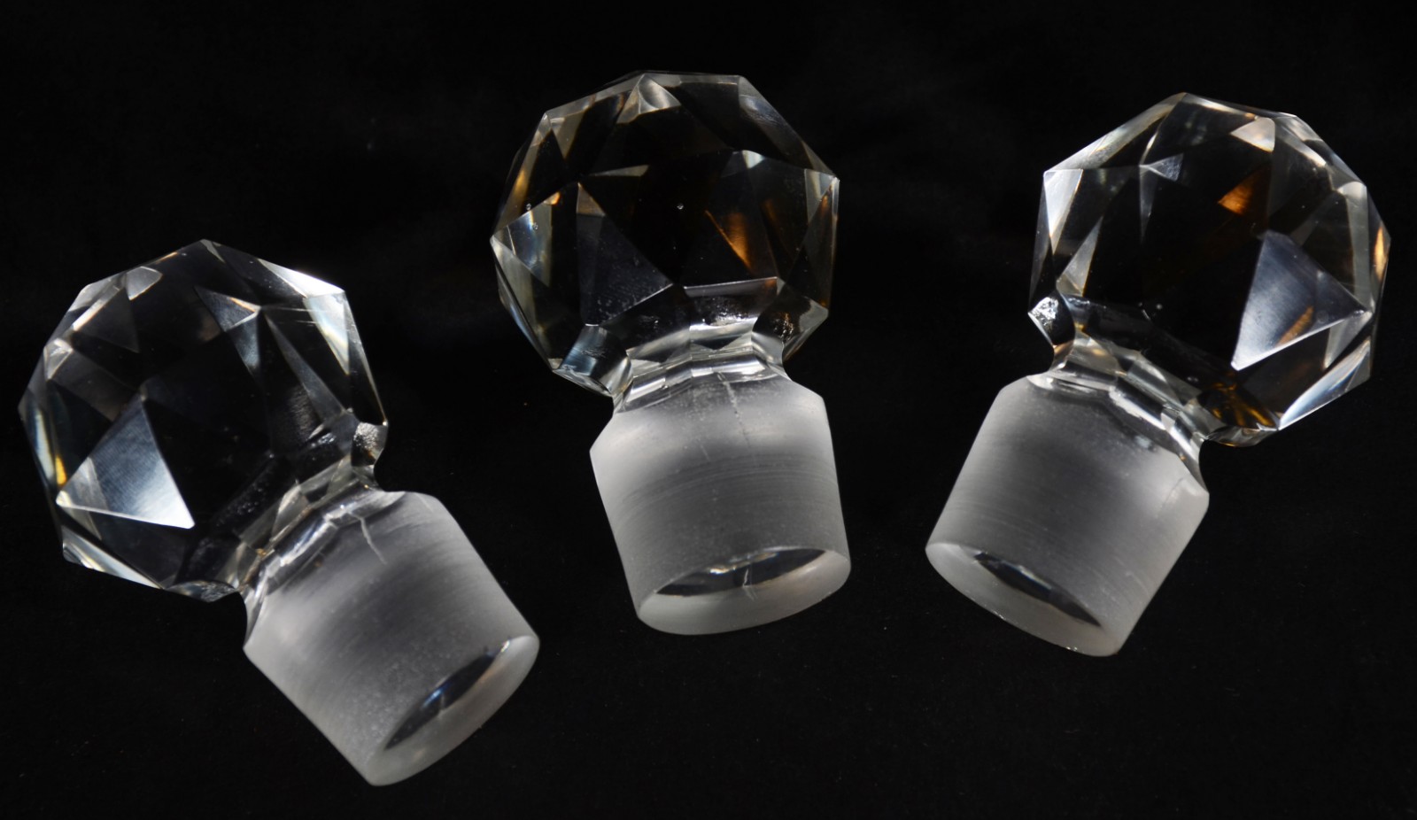 Conjunto com 3 garrafas de cristal lapidado, tampas redondas... - foto 4 de 5
