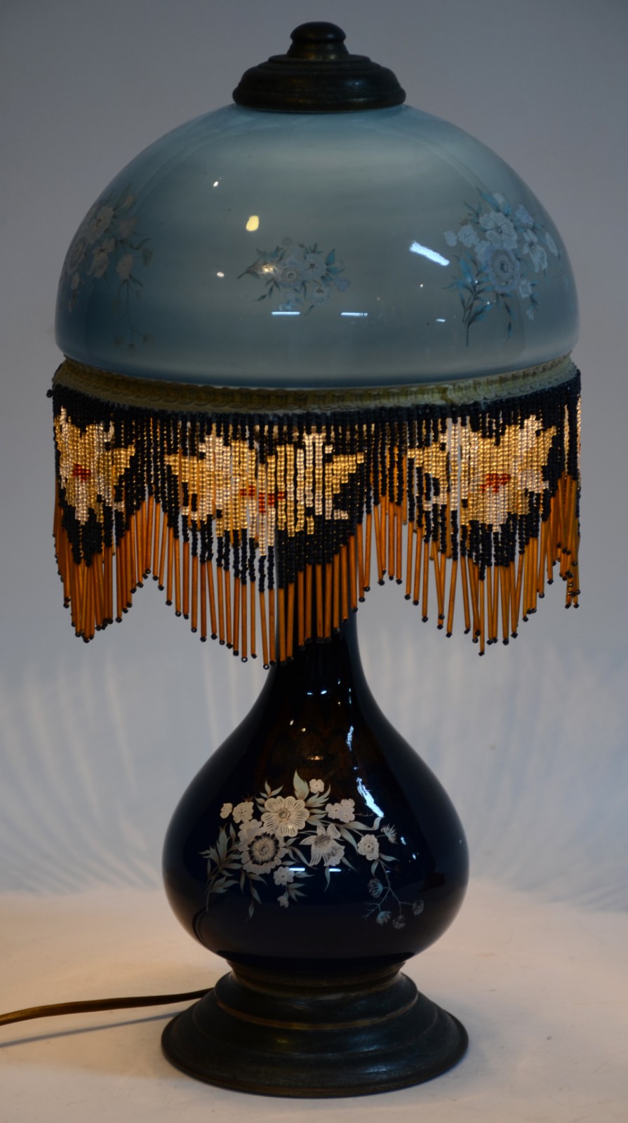 Abatjour de porcelana azul marinho decorada com ramos florais, cúpula... - foto 3 de 4