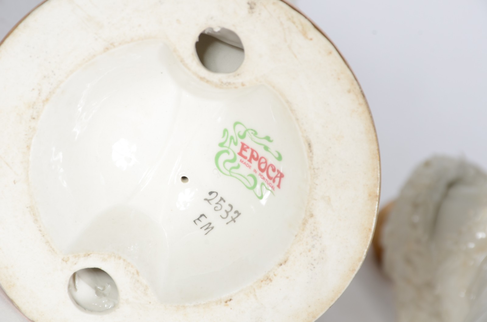 Par de estatuetas de porcelana portuguesa Época" nas cores branca e... - foto 6 de 6