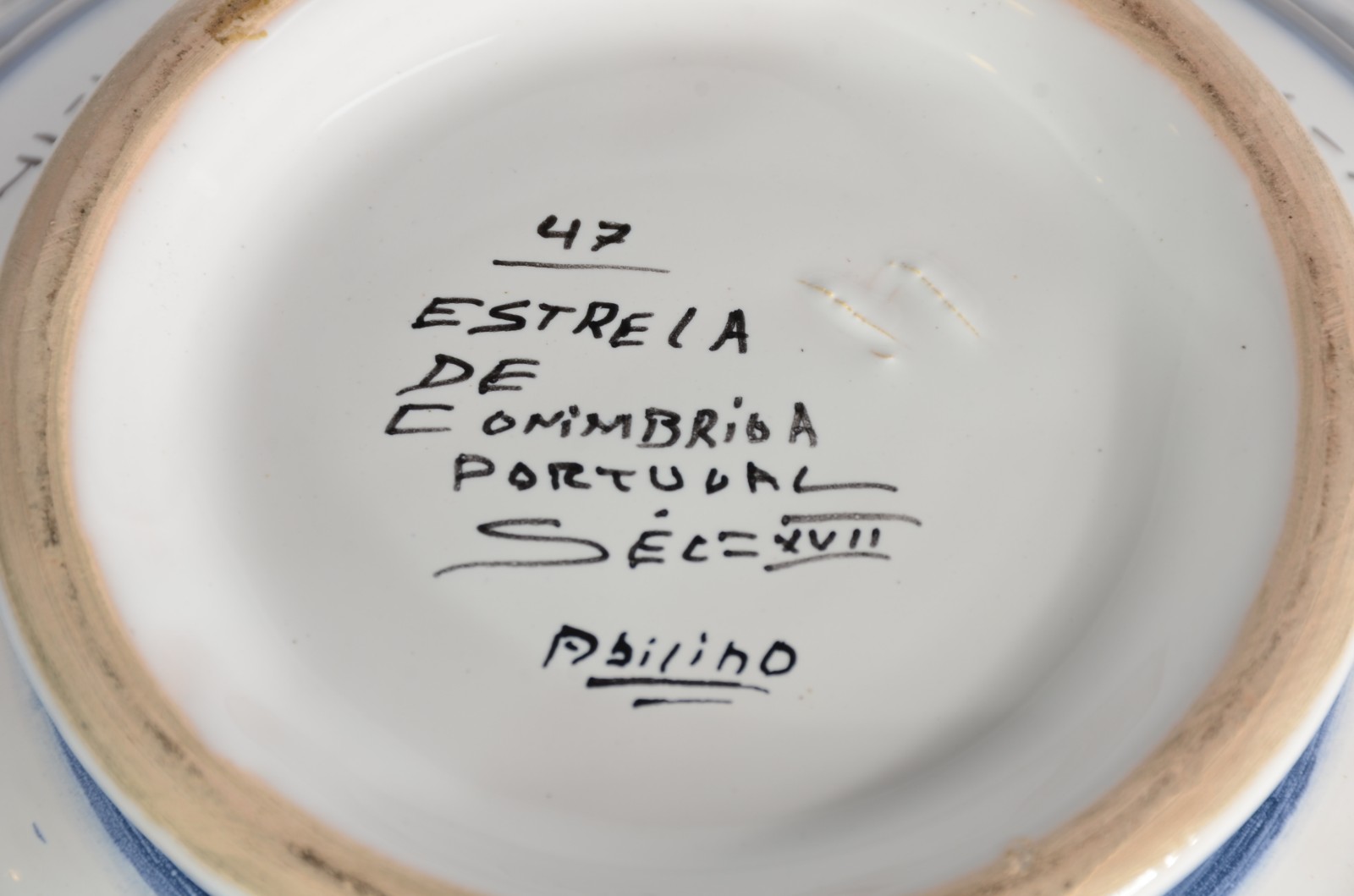 Três peças de cerâmica portuguesa, sendo medalhão Alcobaça azul com... - foto 10 de 10