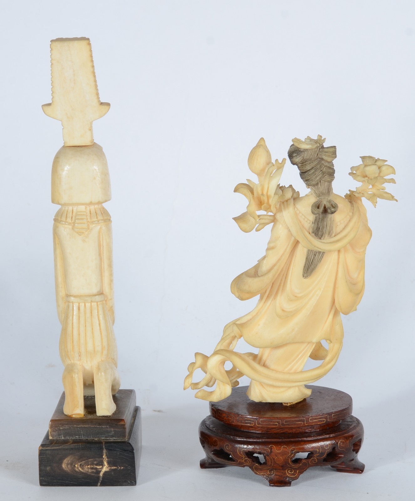 Duas esculturas de marfim, sendo: gueixa com flores e figura egípcia... - foto 3 de 6