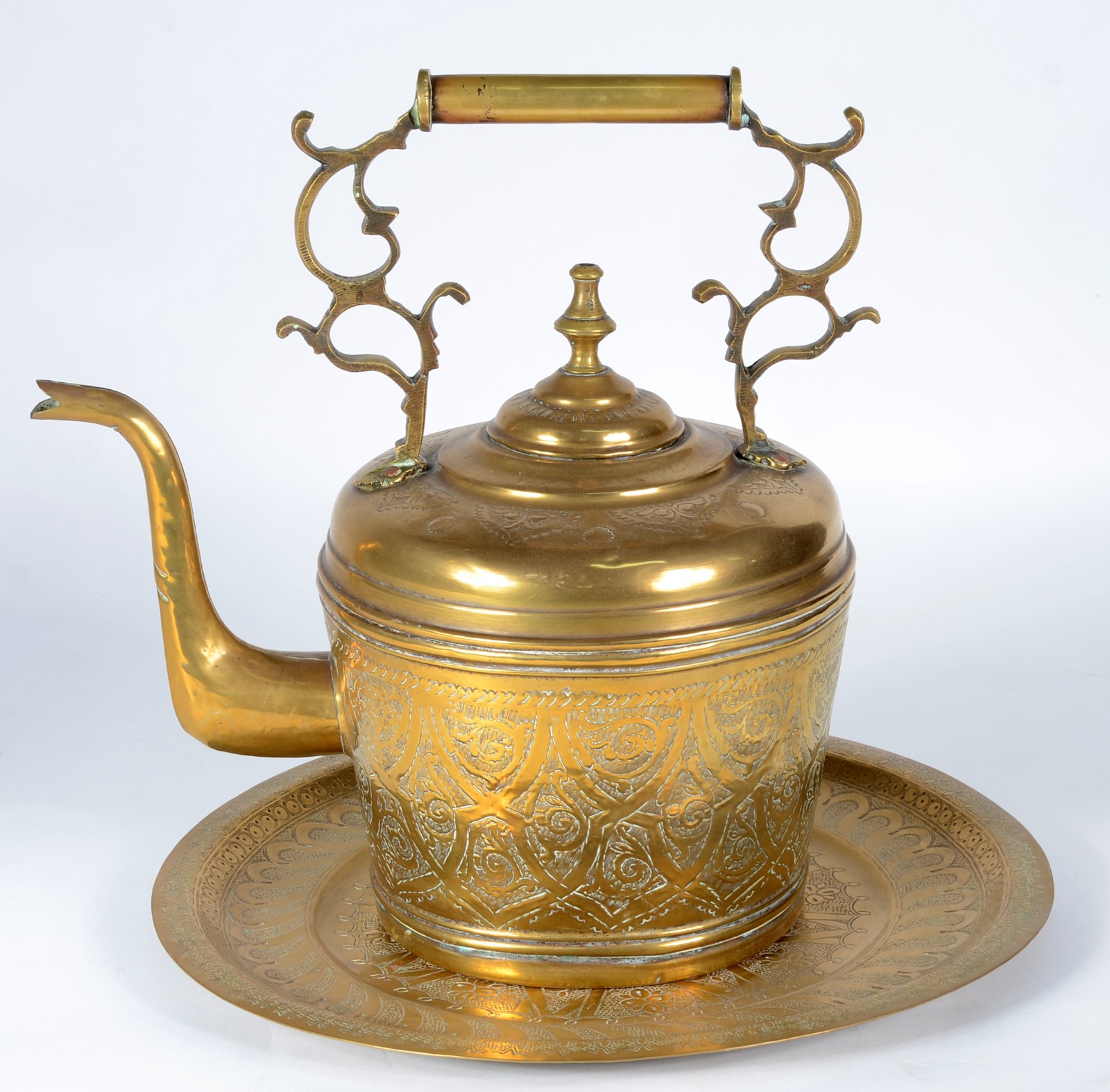 Grande chaleira decorativa de metal dourado oriental trabalhado com... - foto 1 de 6