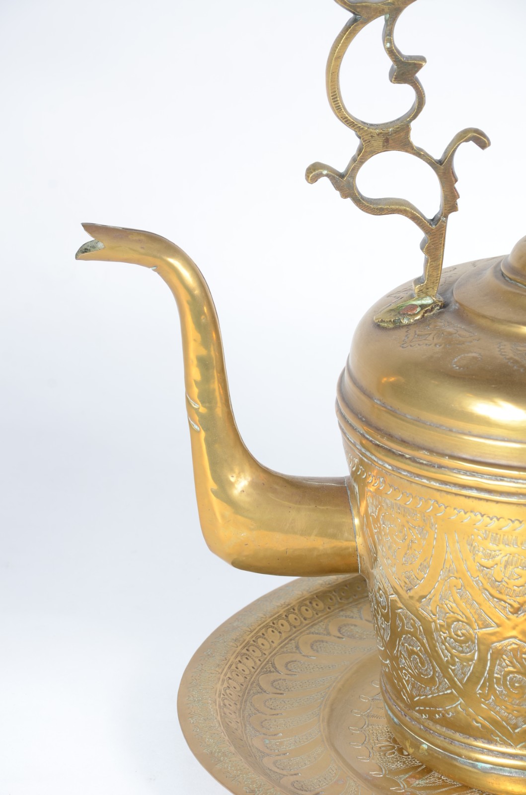 Grande chaleira decorativa de metal dourado oriental trabalhado com... - foto 2 de 6