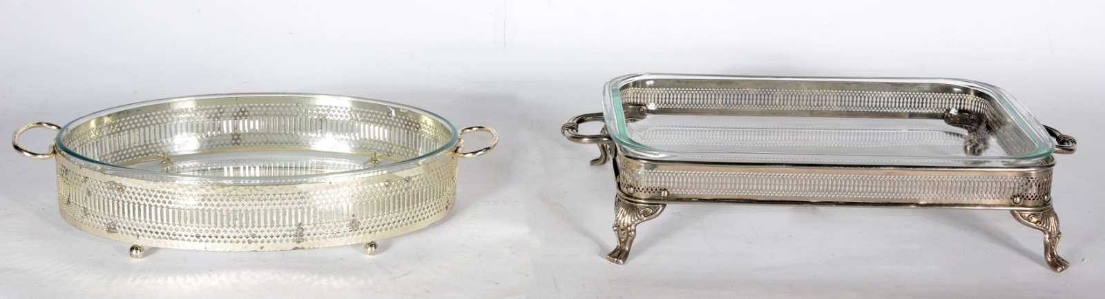 Dois pirex com suportes de metal prateado, sendo um oval e outro... - foto 1 de 5