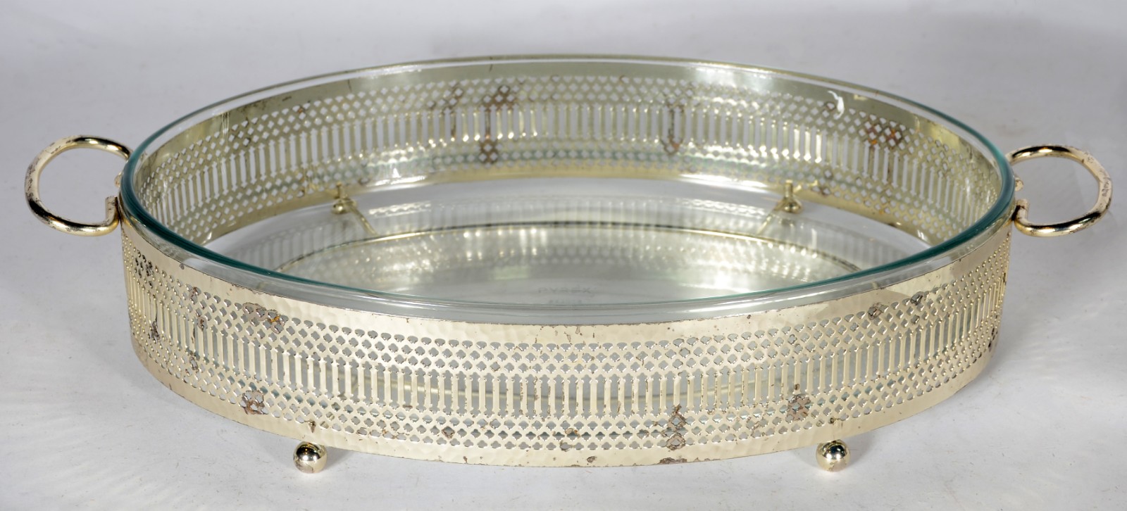 Dois pirex com suportes de metal prateado, sendo um oval e outro... - foto 2 de 5