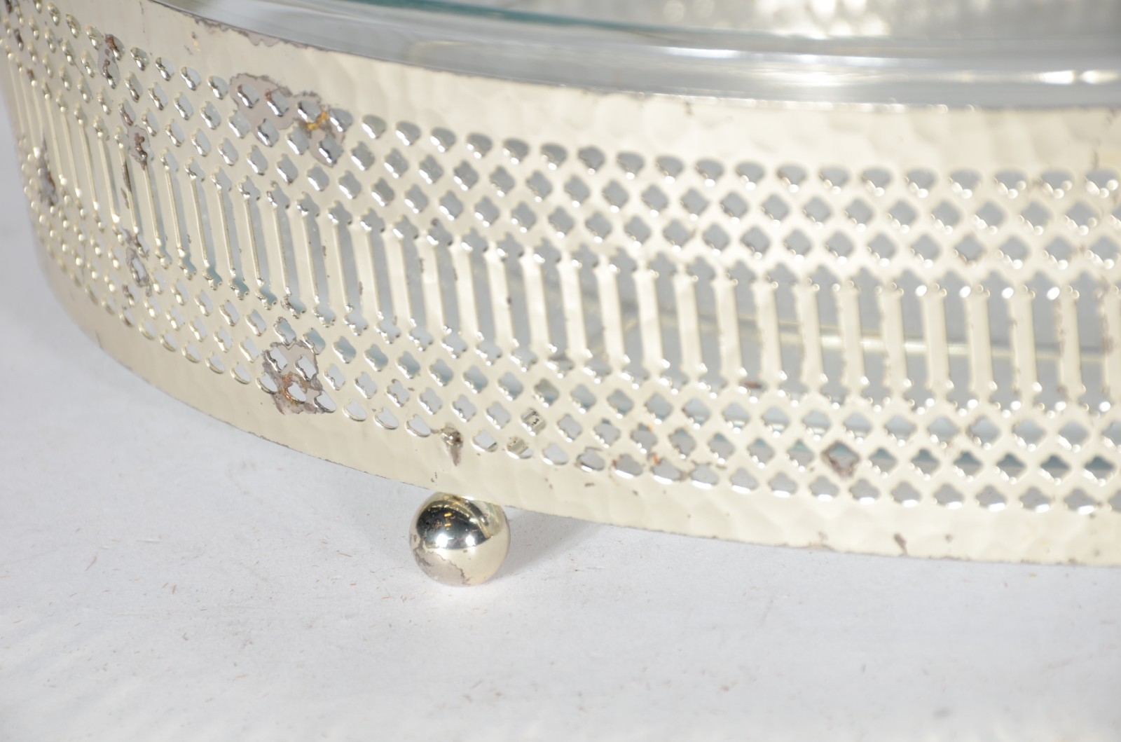 Dois pirex com suportes de metal prateado, sendo um oval e outro... - foto 4 de 5