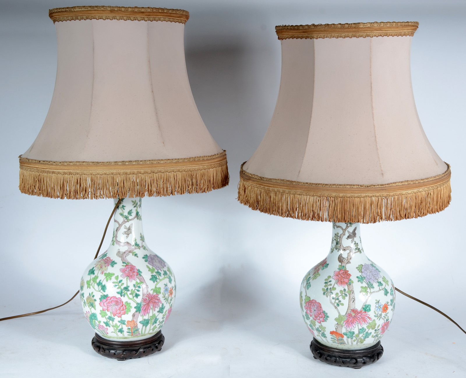 Par de abatjoures de porcelana oriental com flores em policromia... - foto 1 de 8