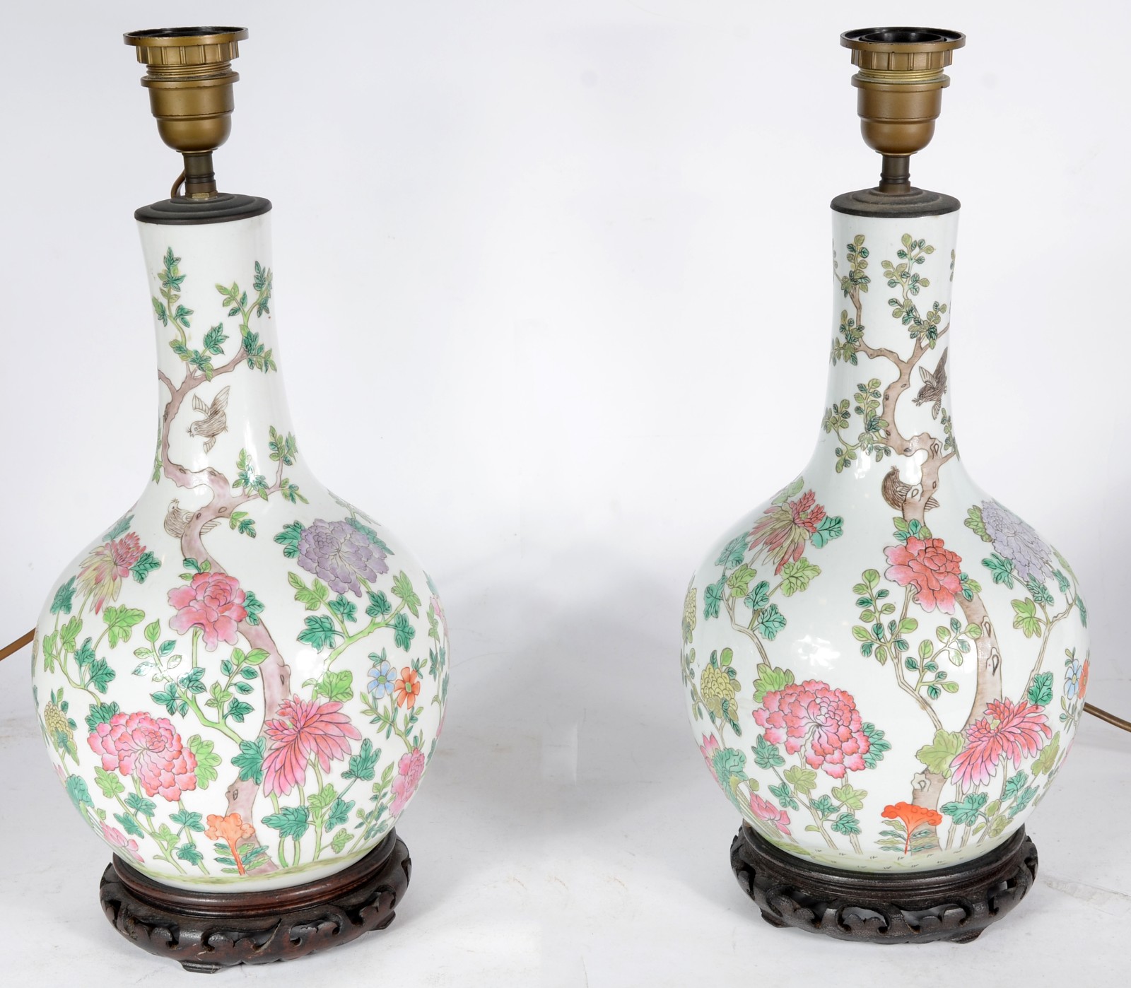Par de abatjoures de porcelana oriental com flores em policromia... - foto 2 de 8