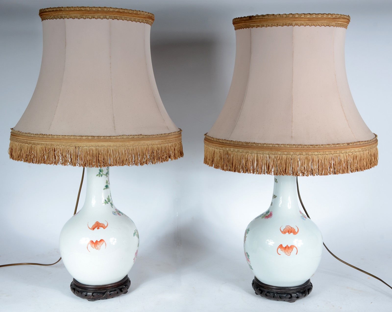Par de abatjoures de porcelana oriental com flores em policromia... - foto 5 de 8