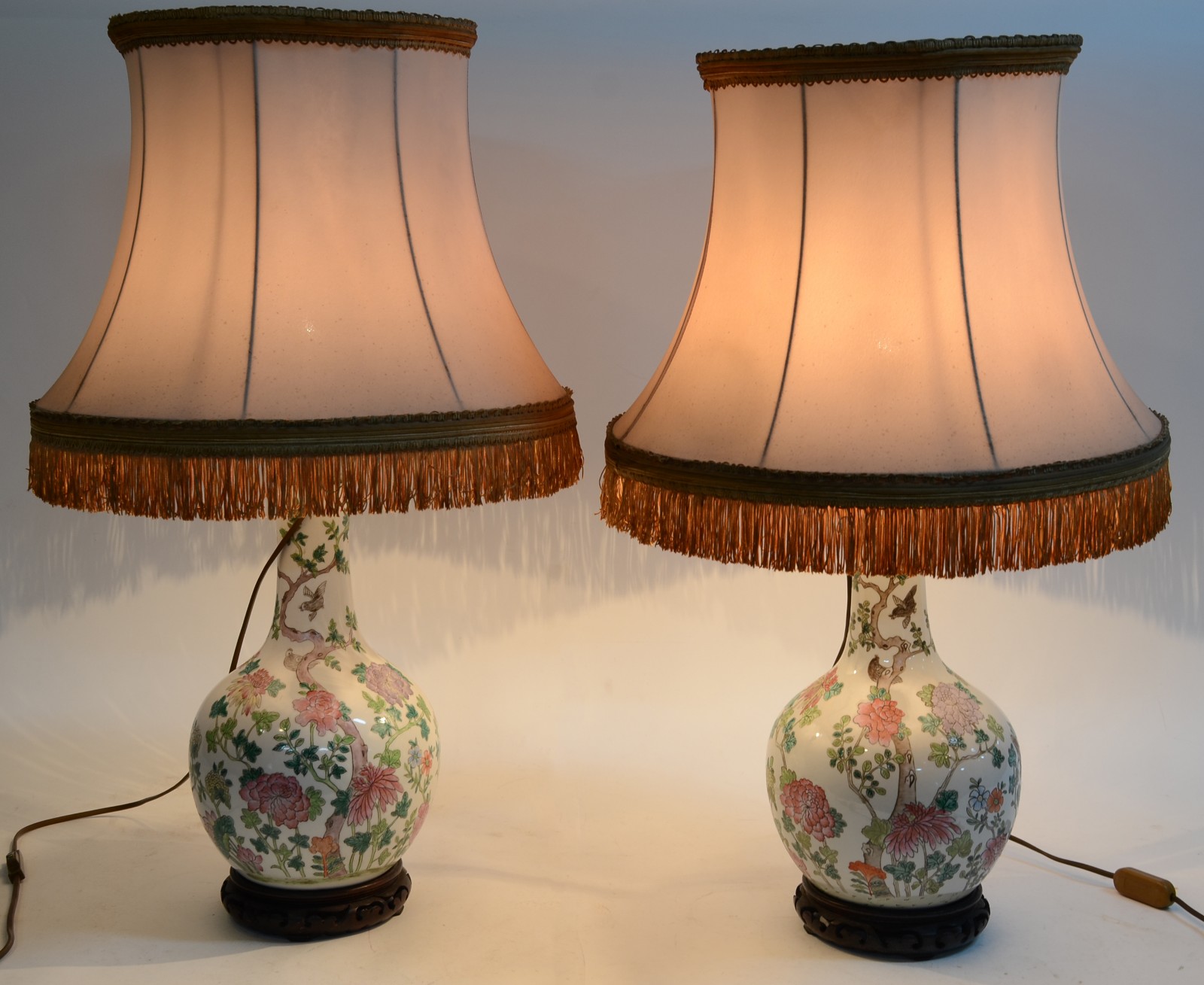 Par de abatjoures de porcelana oriental com flores em policromia... - foto 6 de 8