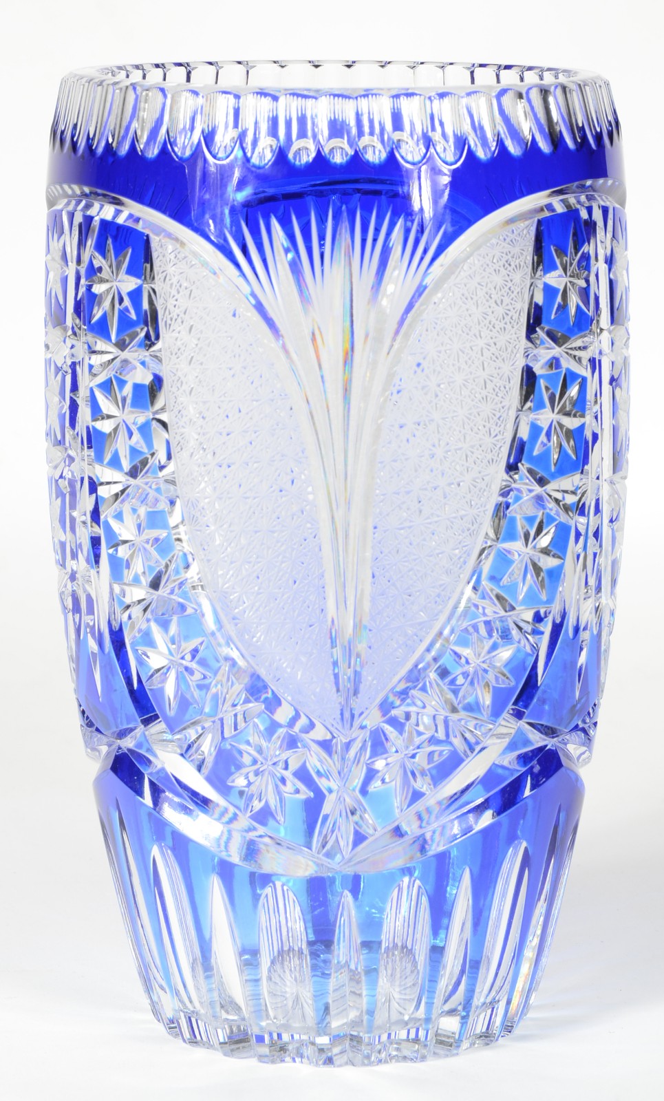 Vaso de cristal da Bohemia doublé azul lapidado. - foto 1 de 4