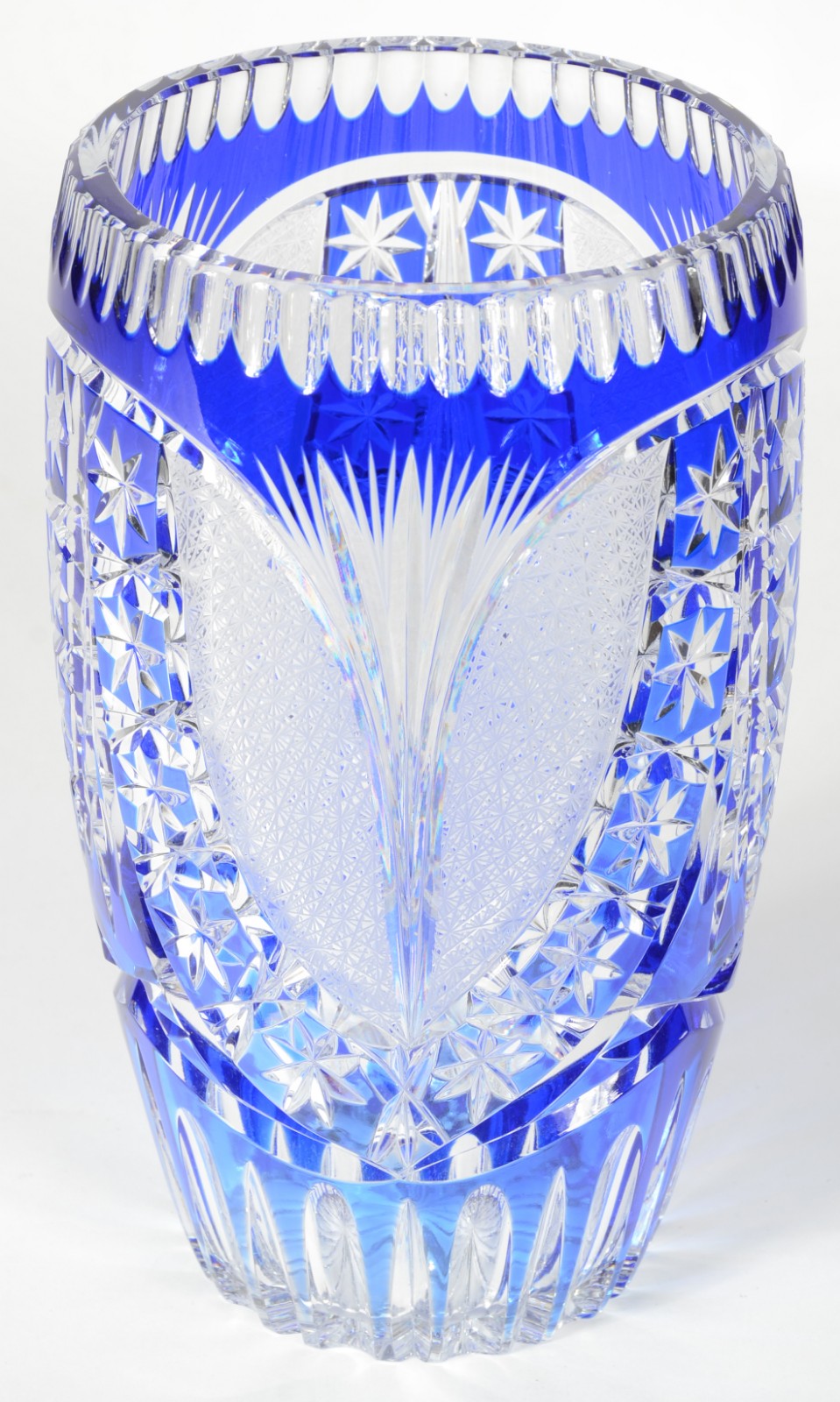 Vaso de cristal da Bohemia doublé azul lapidado. - foto 2 de 4