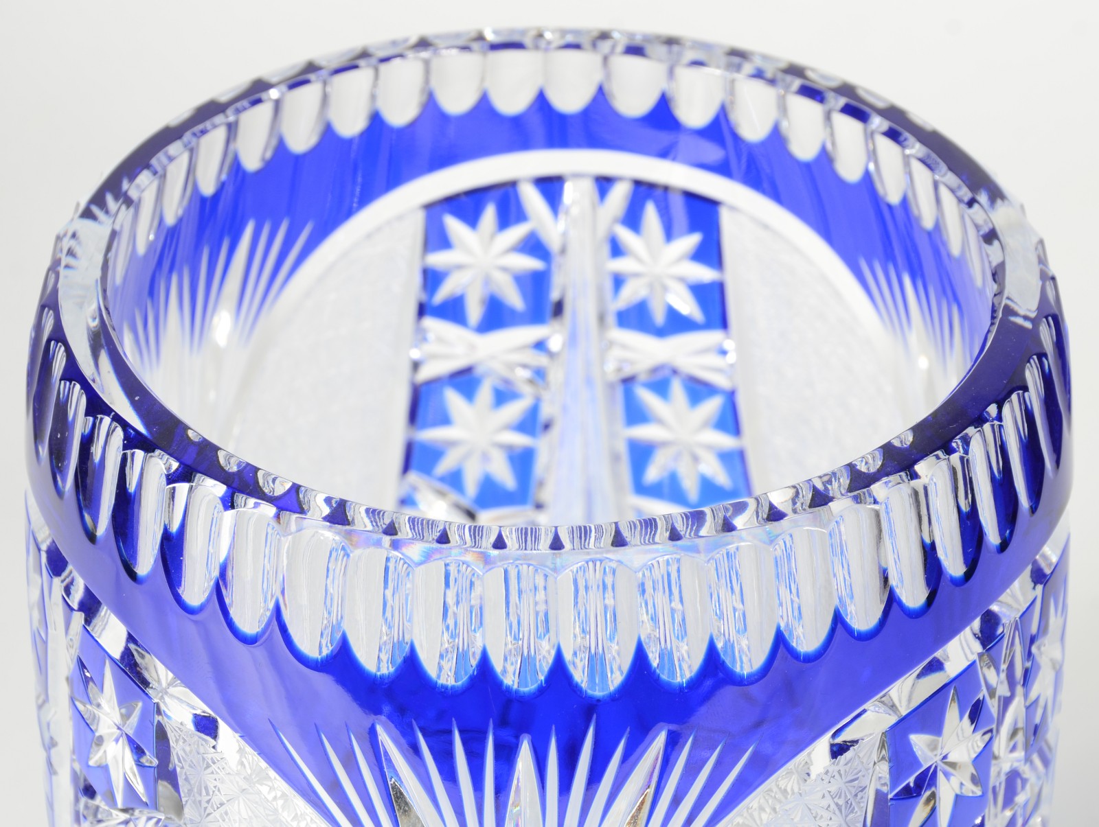 Vaso de cristal da Bohemia doublé azul lapidado. - foto 3 de 4