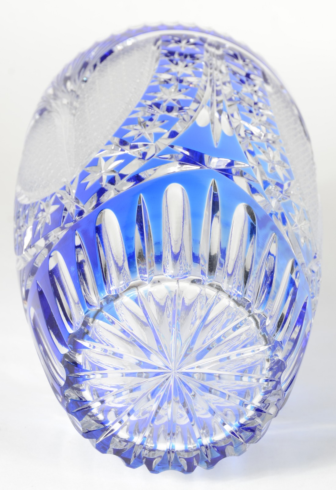 Vaso de cristal da Bohemia doublé azul lapidado. - foto 4 de 4