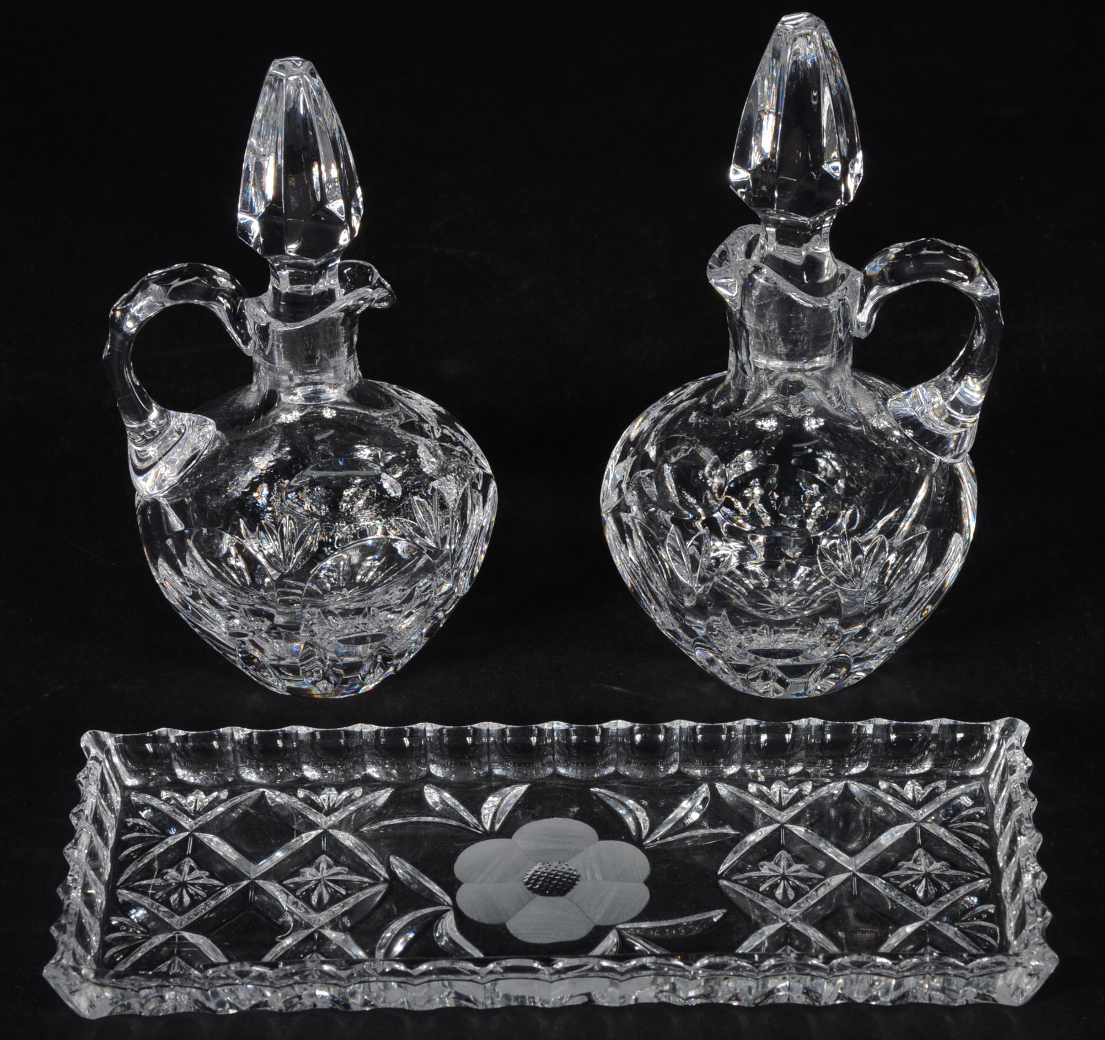Três peças, sendo: duas galhetas e travessa de cristal. - foto 2 de 7