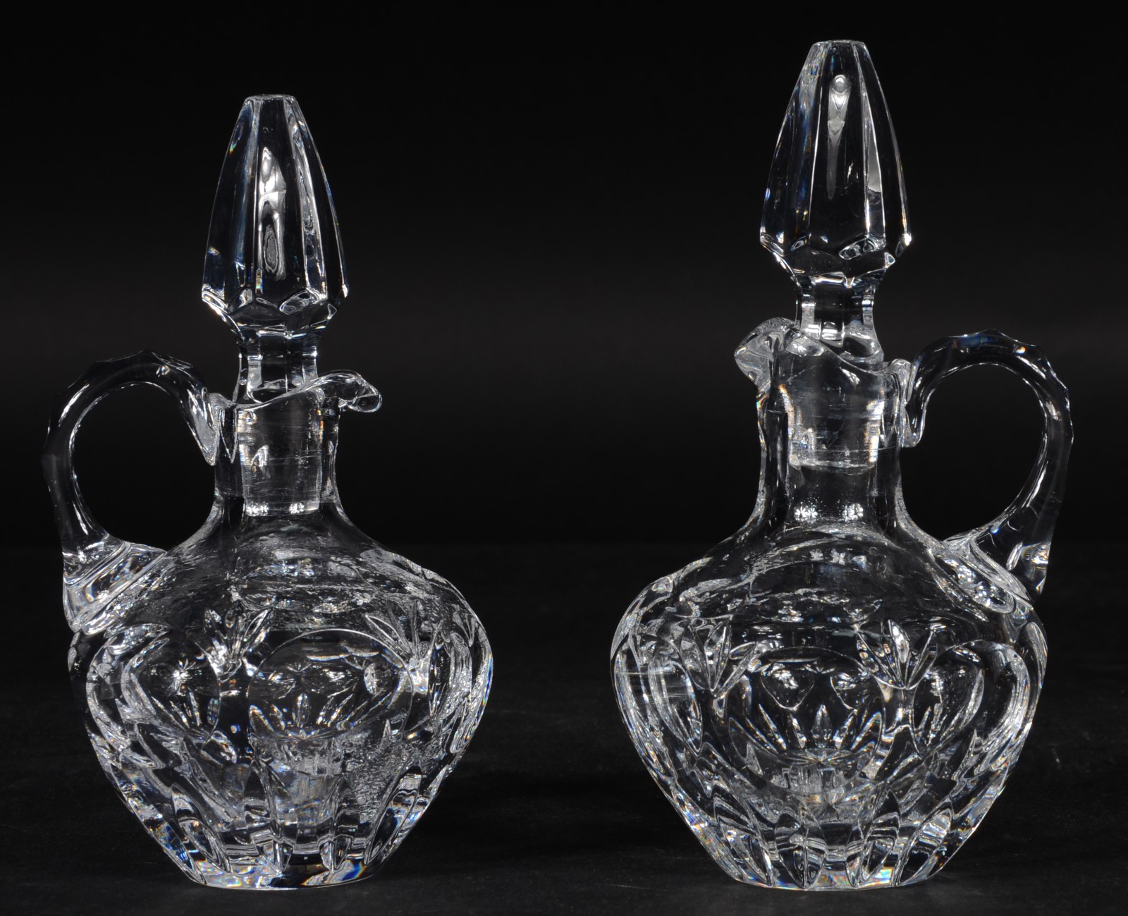 Três peças, sendo: duas galhetas e travessa de cristal. - foto 4 de 7