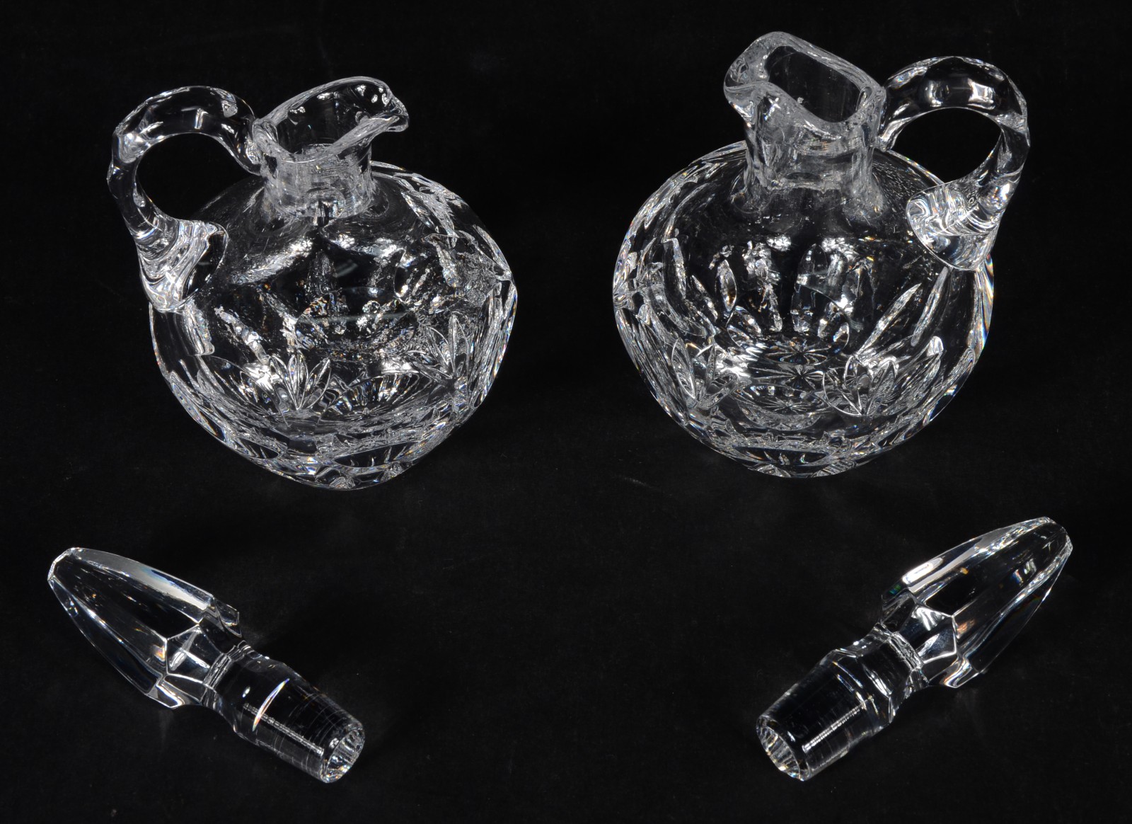 Três peças, sendo: duas galhetas e travessa de cristal. - foto 5 de 7