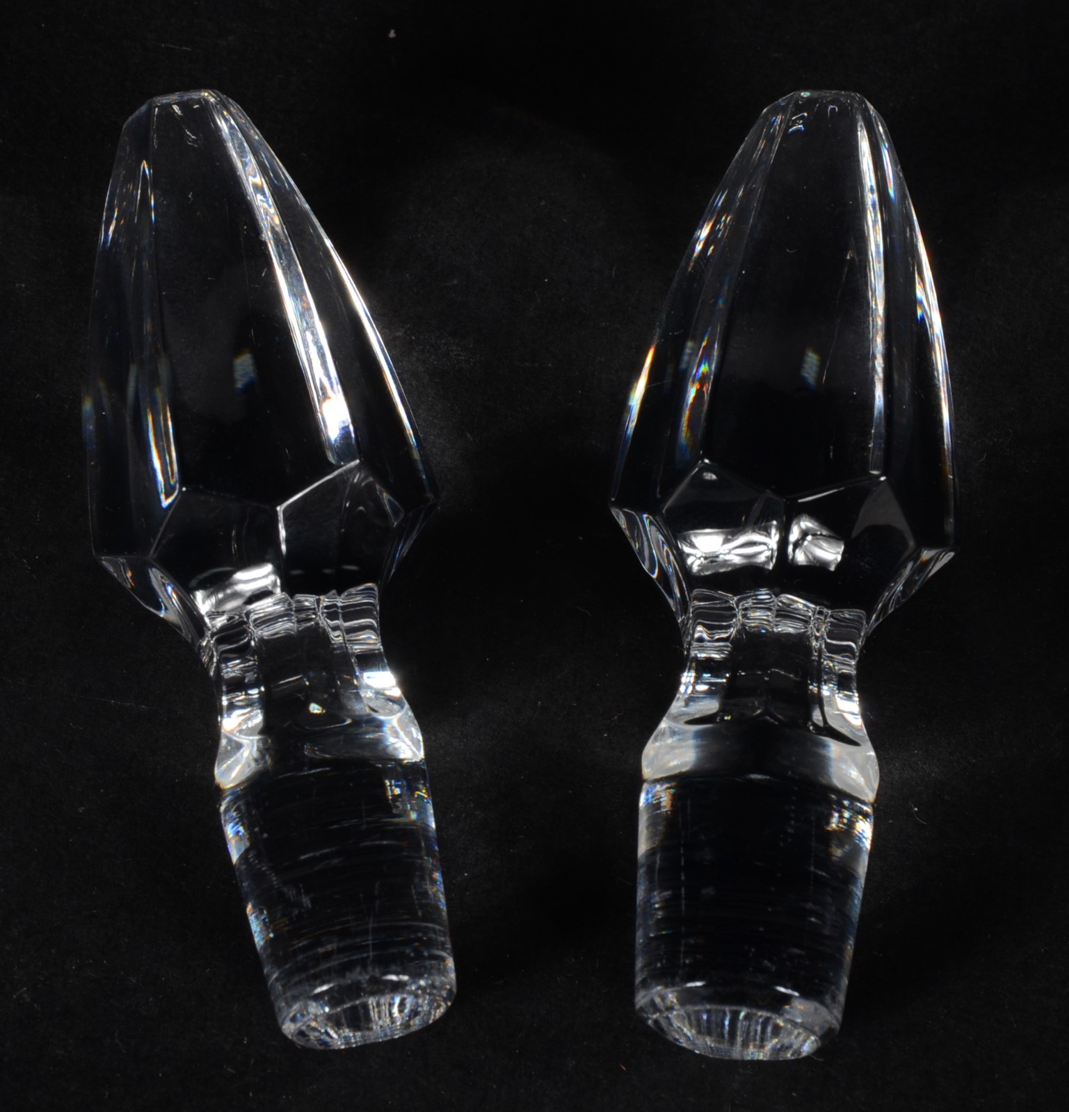 Três peças, sendo: duas galhetas e travessa de cristal. - foto 6 de 7