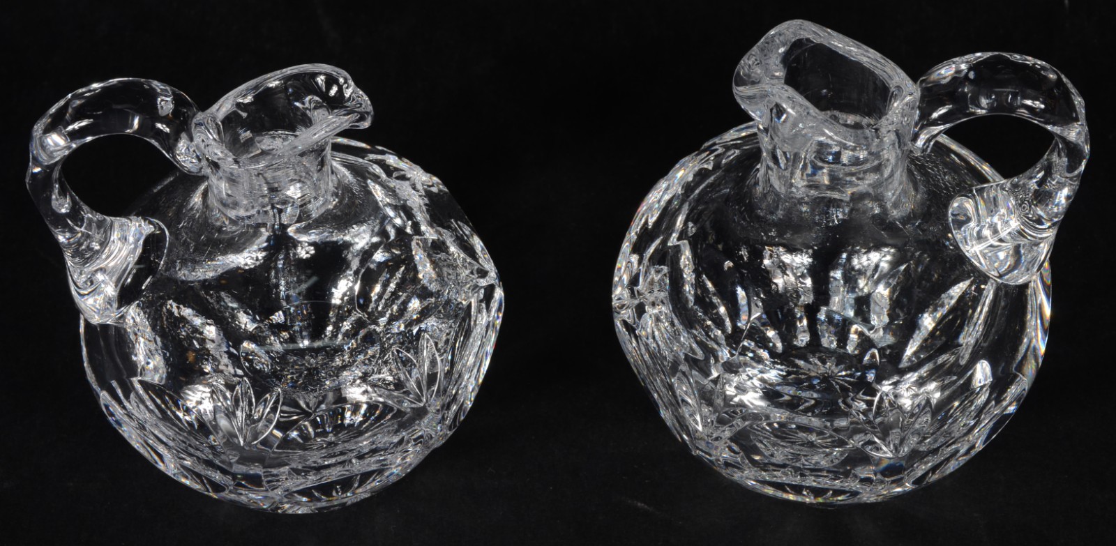 Três peças, sendo: duas galhetas e travessa de cristal. - foto 7 de 7
