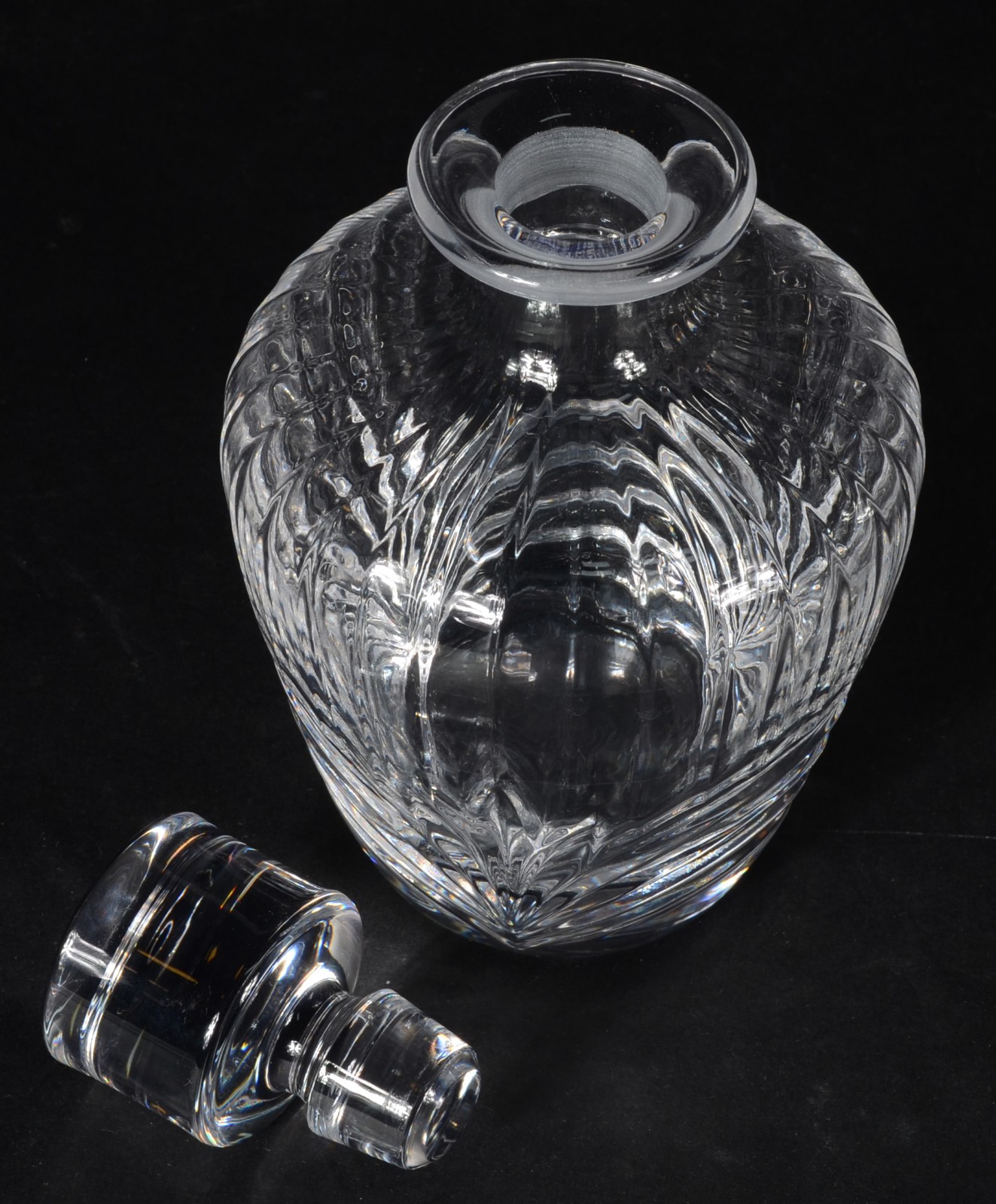 Duas peças de cristal europeu lapidado, sendo: garrafa e jarra para... - foto 5 de 6