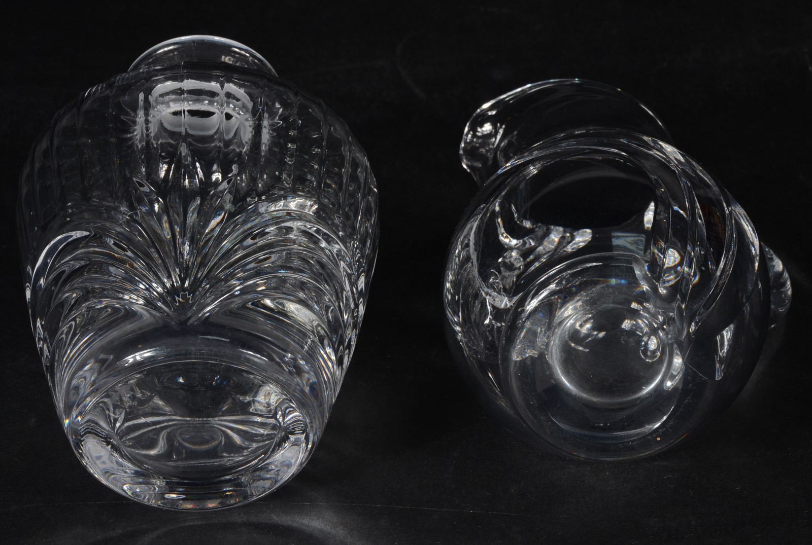Duas peças de cristal europeu lapidado, sendo: garrafa e jarra para... - foto 6 de 6