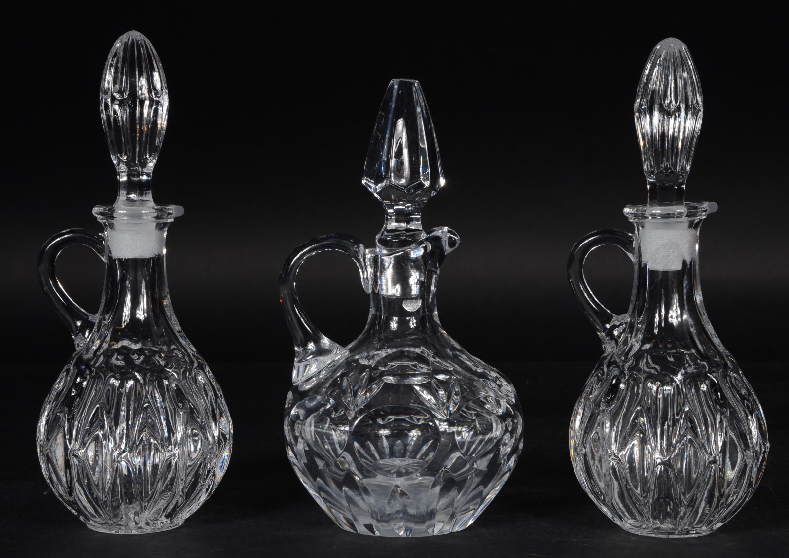 Quatro peças diversas de cristal europeu lapidado, sendo: 3 galhetas... - foto 4 de 6