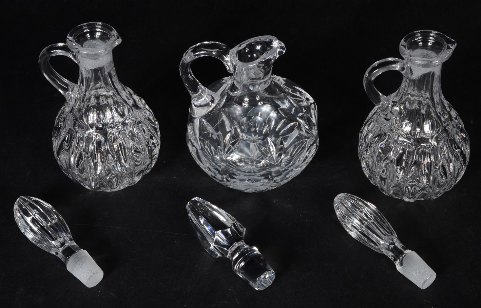 Quatro peças diversas de cristal europeu lapidado, sendo: 3 galhetas... - foto 5 de 6