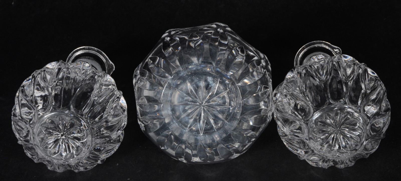 Quatro peças diversas de cristal europeu lapidado, sendo: 3 galhetas... - foto 6 de 6